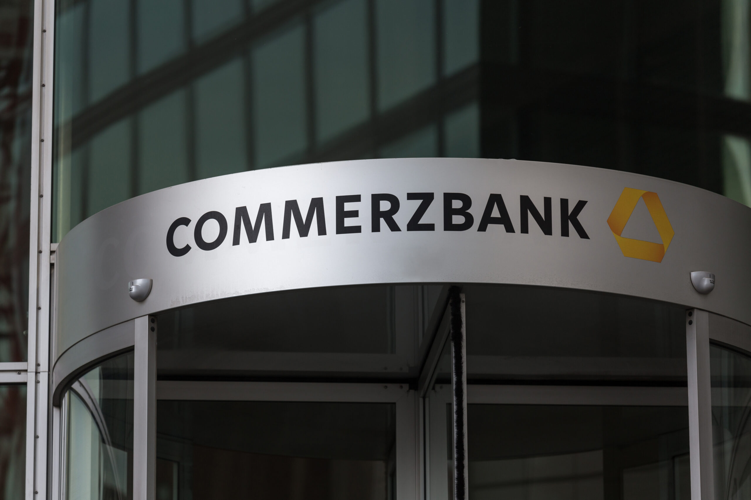 Drohende Unicredit-Übernahme: Commerzbank kündigt Abbau von 3000 weiteren Stellen an