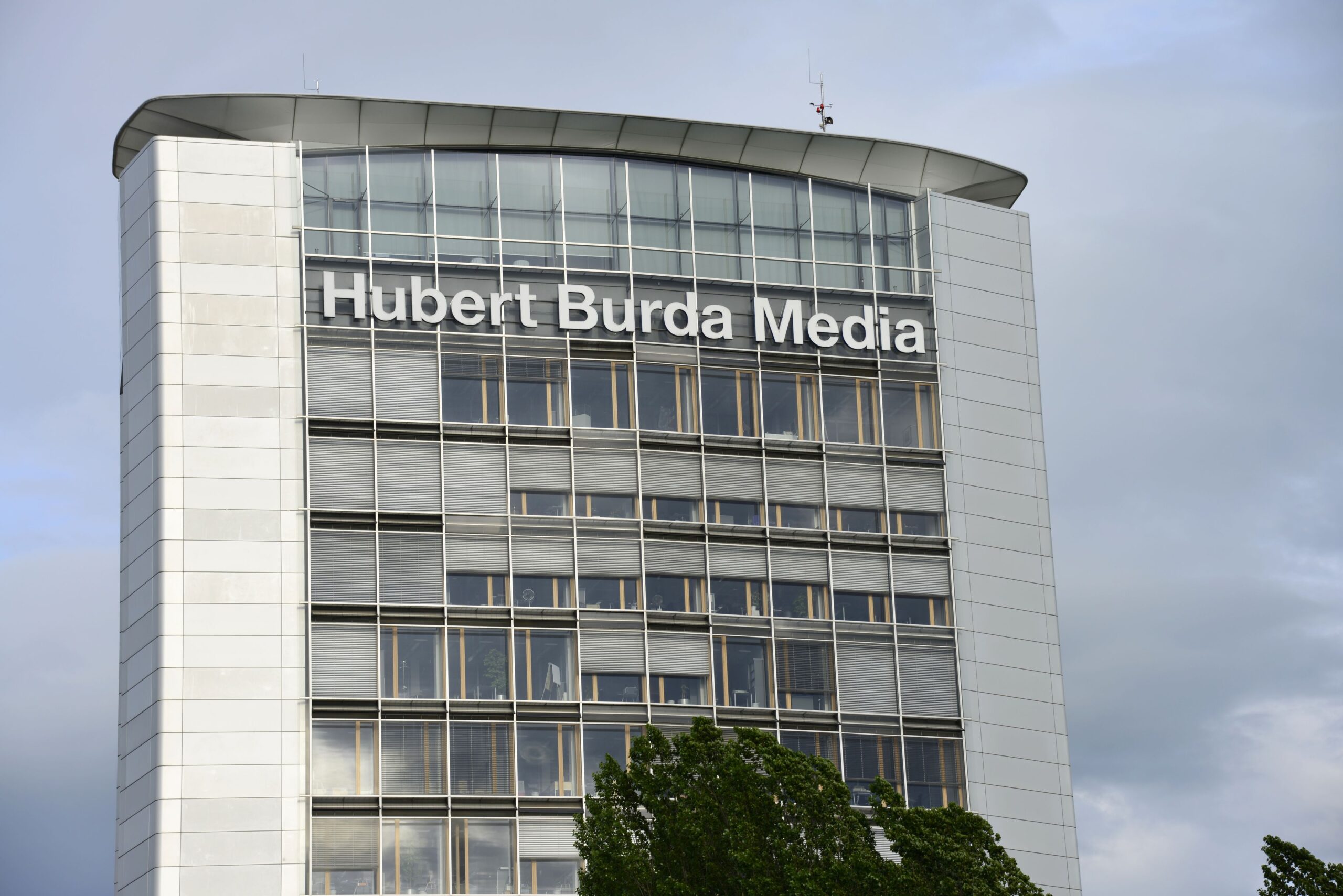 Burda plant massiven Stellenabbau im Printbereich – bis zu 300 Jobs betroffen