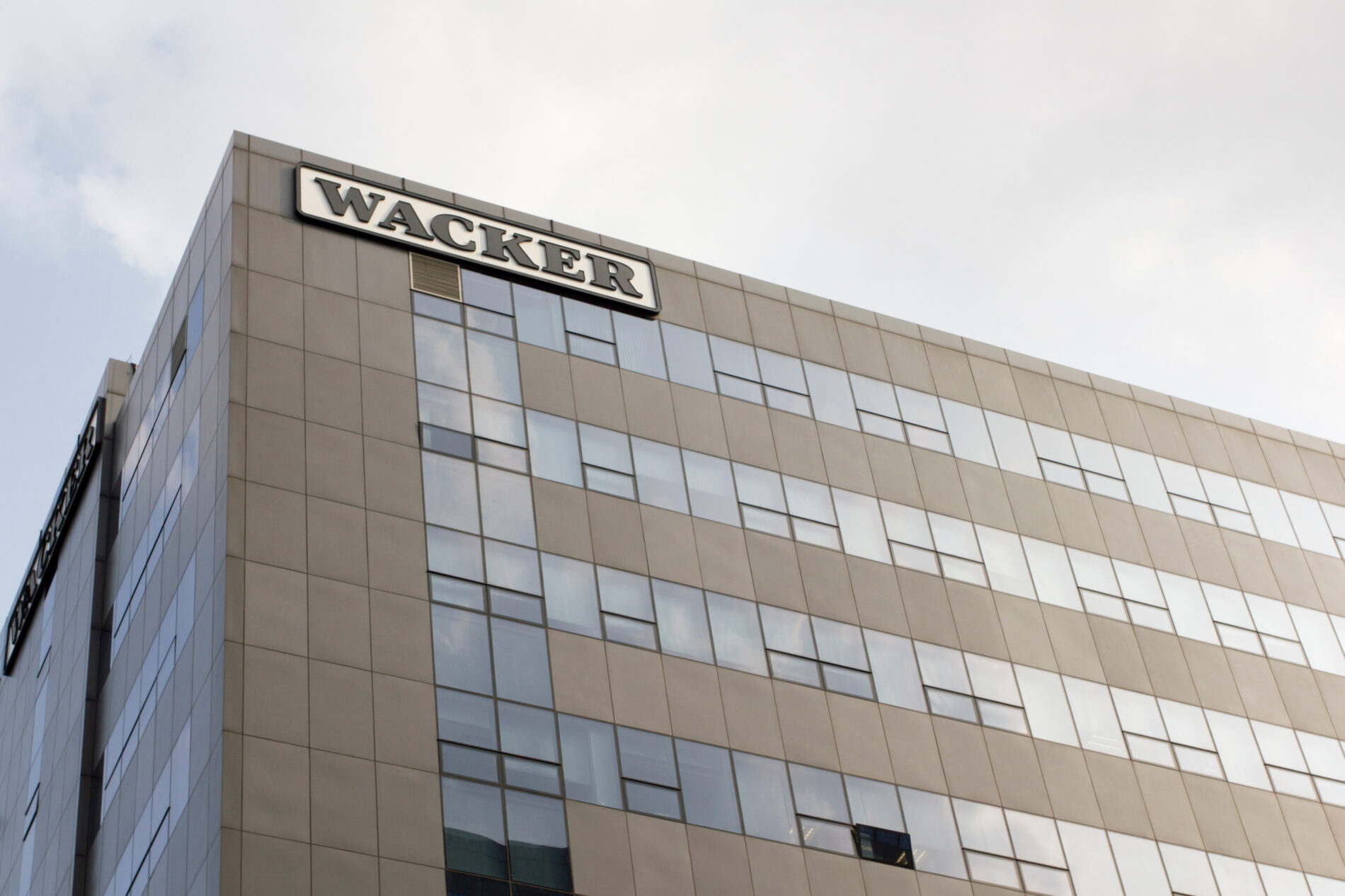 Wacker Chemie streicht 1.300 Stellen in Burghausen. Der Sparkurs trifft Beschäftigte, Region und deutsche Chemieindustrie