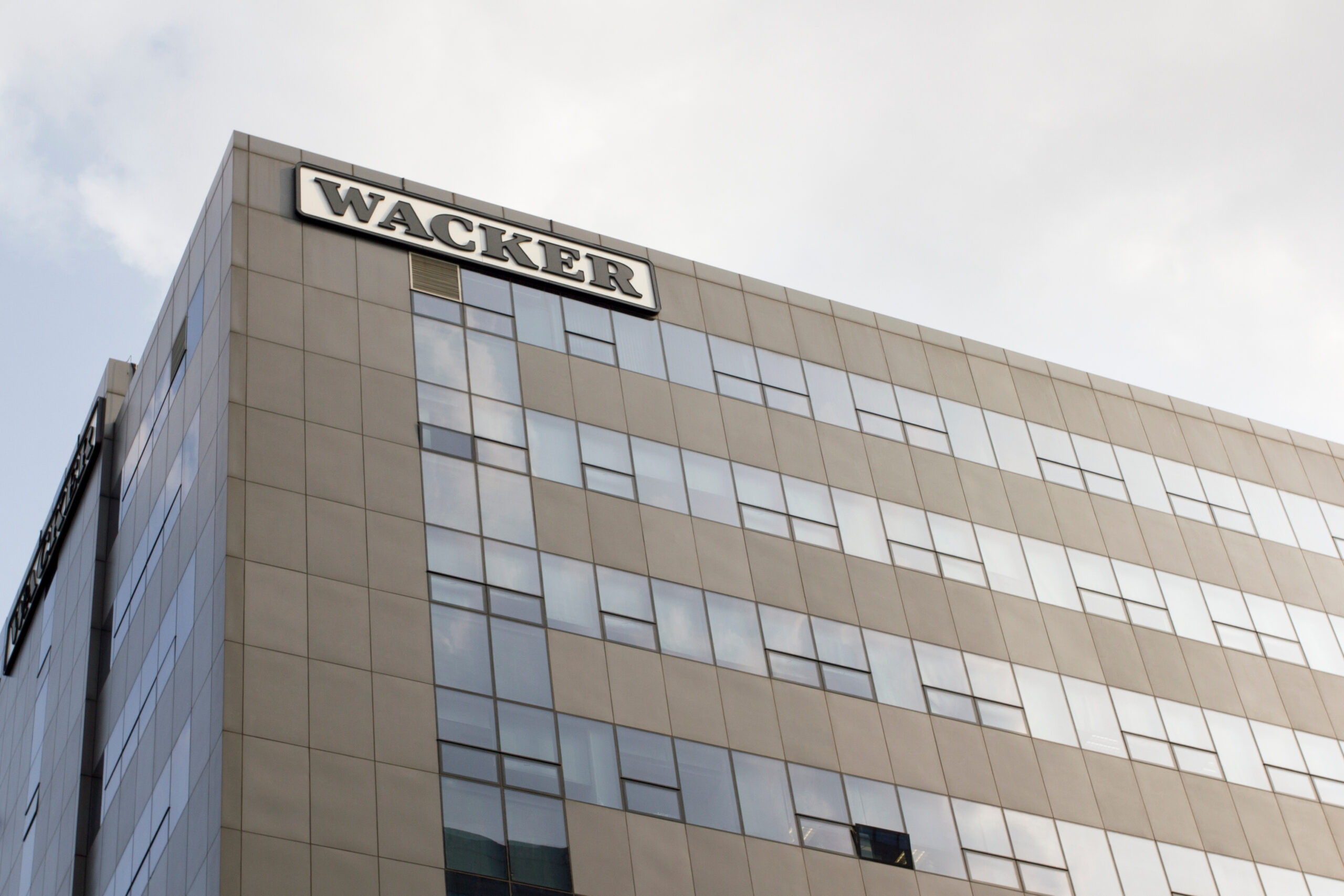 Wacker Chemie streicht 1.300 Stellen – Burghausen verliert massiv Industriearbeitsplätze
