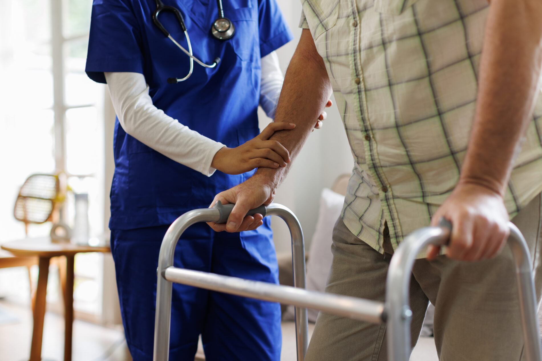 Pflegeversicherung vor Milliardenloch: Warken kündigt höhere Belastungen und strengere Pflegegrade an, Patientenschützer warnen vor Kürzungen.