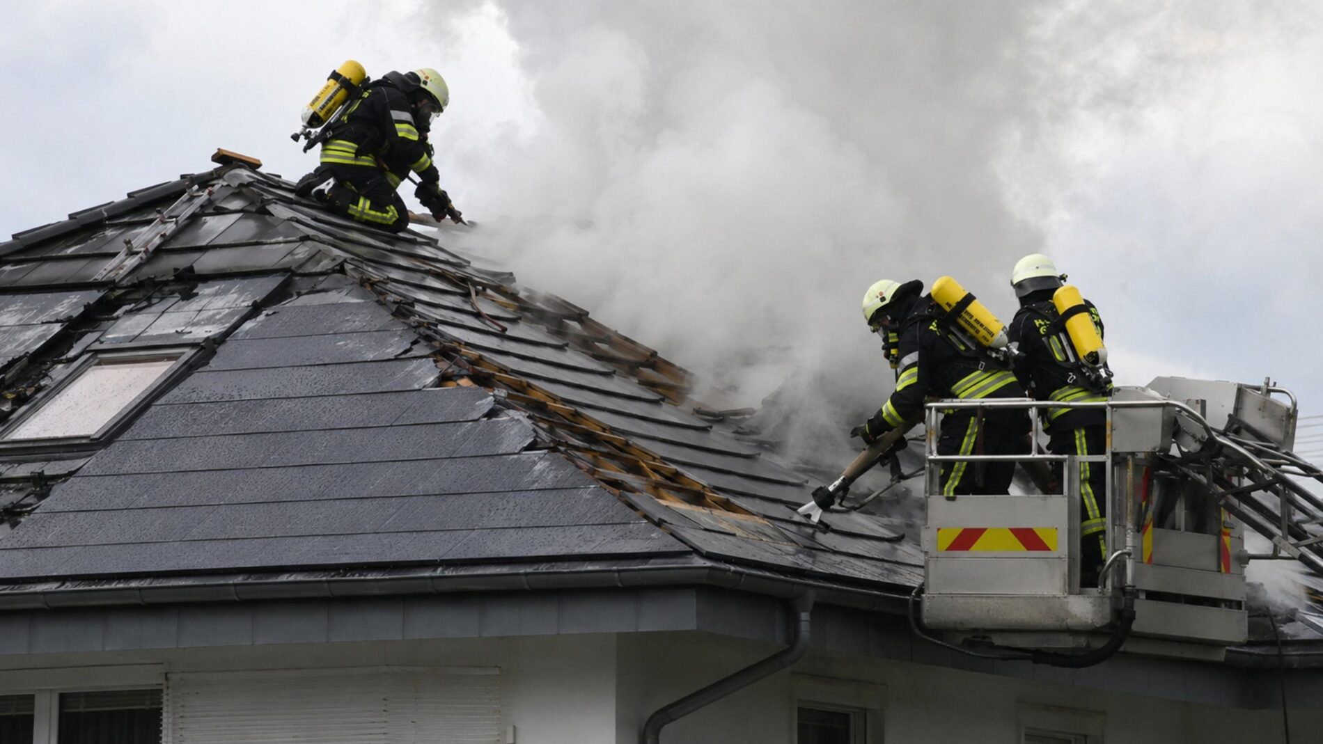 Stromschlag bei Dachbrand in Gütersloh: Photovoltaik-Solardachziegel erschweren Löscharbeiten und verletzen Feuerwehrmann