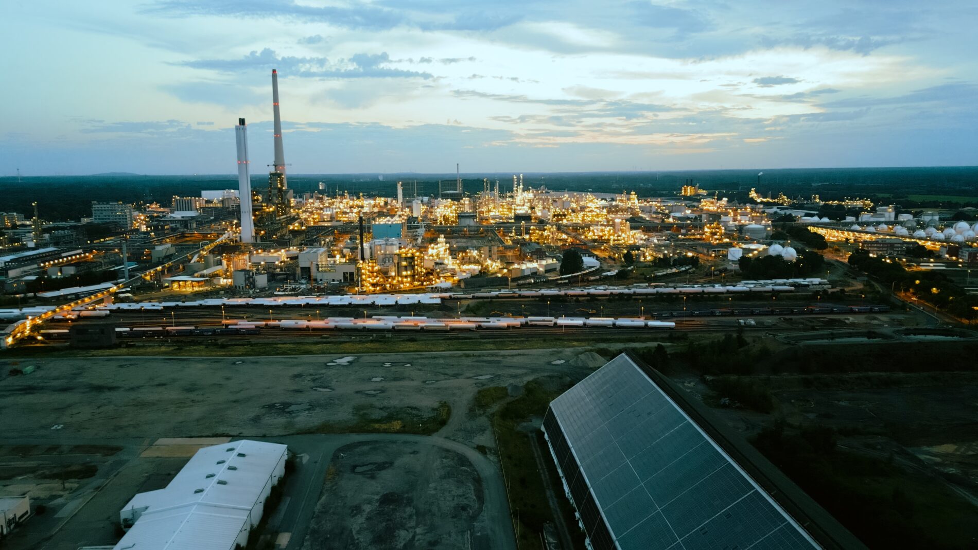 Chemie- und Pharmaproduktion sinkt deutlich. Hohe Energie-, Rohstoff- und Transportkosten belasten die Branche trotz kurzer Entlastung durch weniger Importdruck.