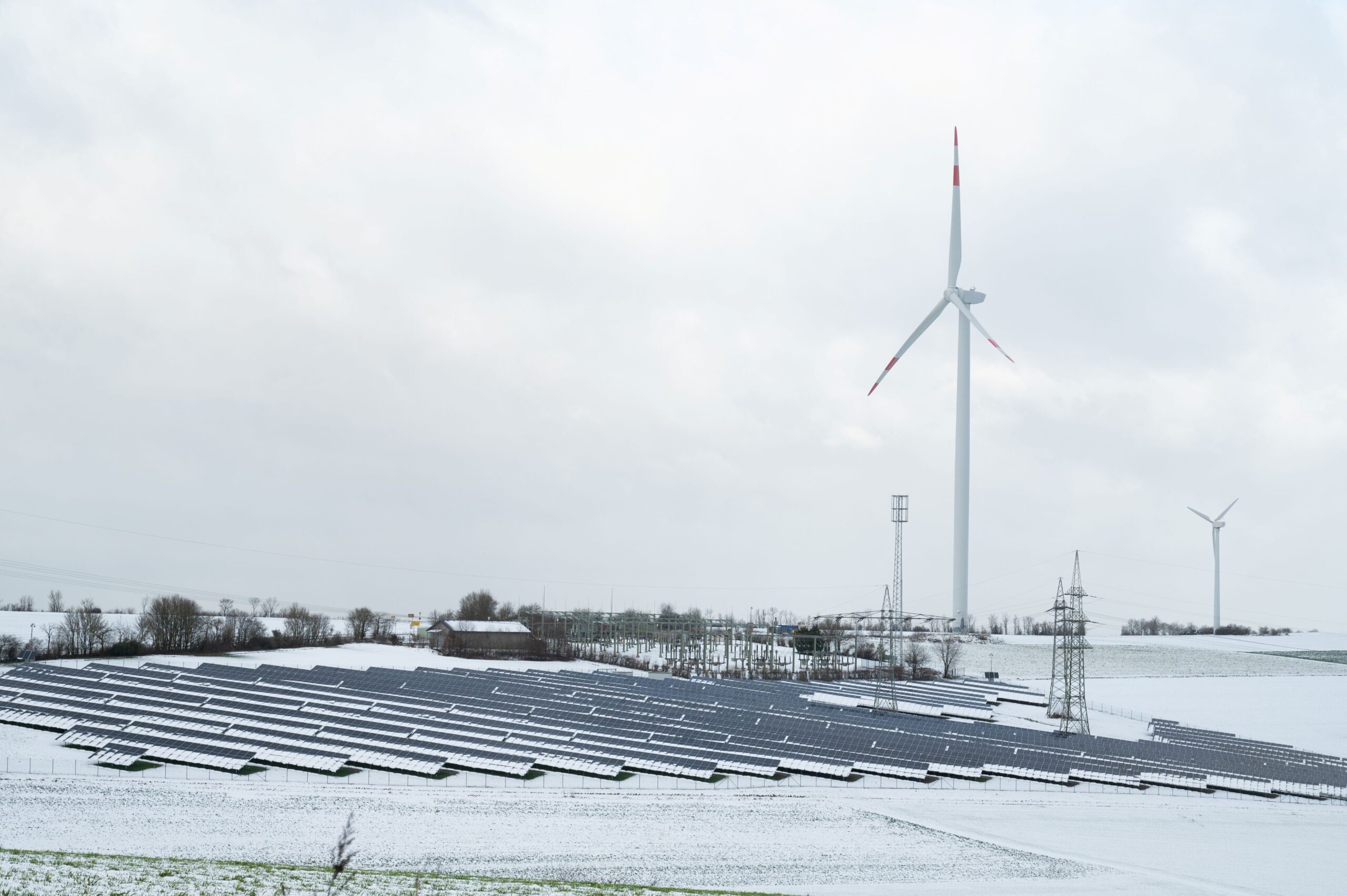Warum Batteriespeicher bei Dunkelflauten nicht reichen: Neue Zahlen zeigen das Problem