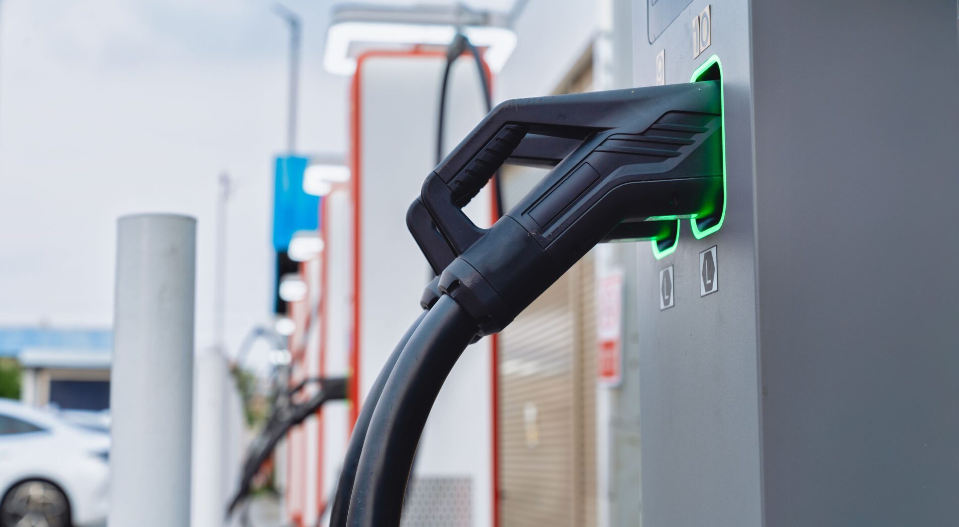 Öffentliches Schnellladen wird für E-Auto-Fahrer teuer. Hohe Tarife gefährden den Kostenvorteil auf langen Strecken