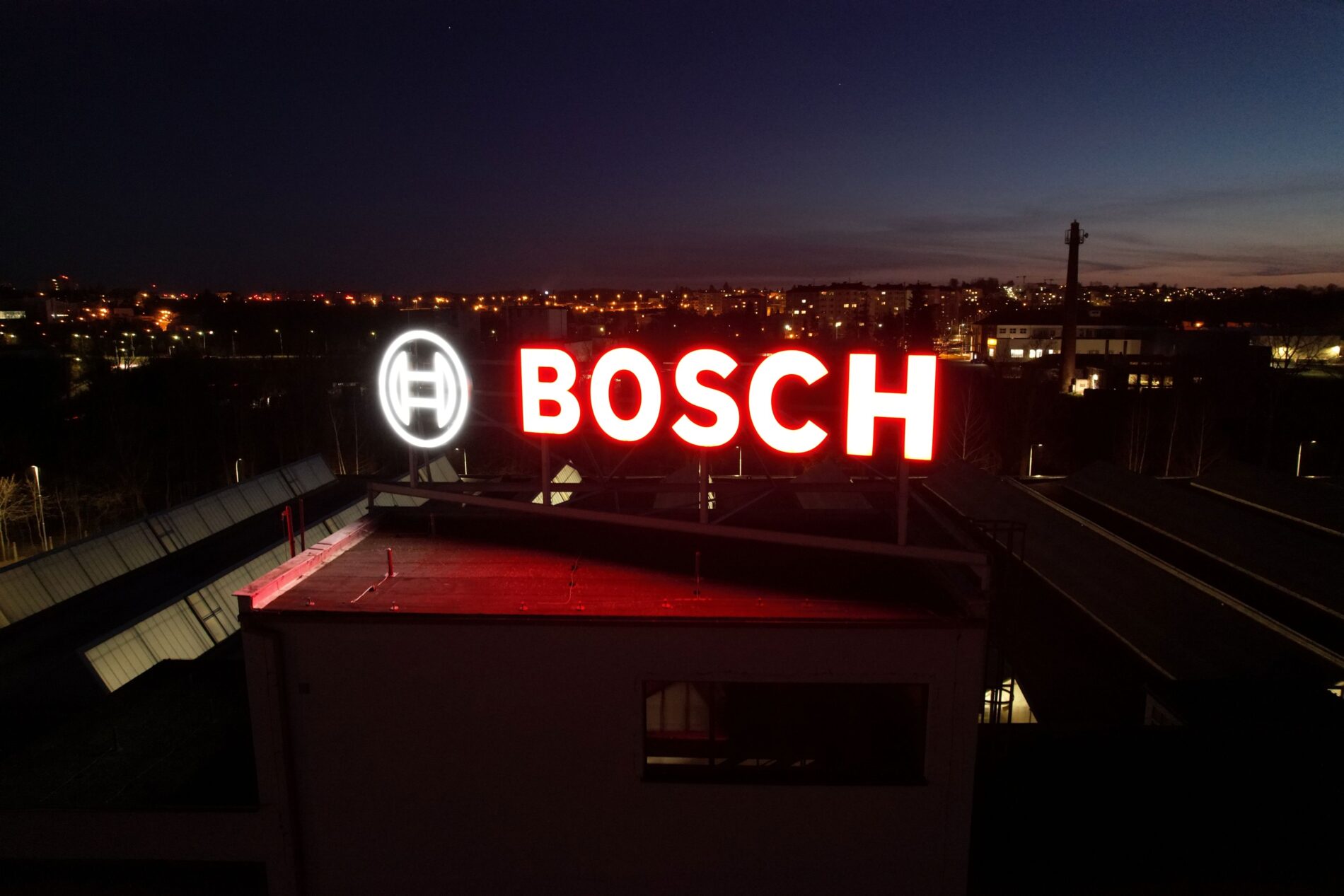 Bosch kürzt Jobs, verlagert Zukunftstechnik nach China und schwächt den Heimatmarkt. Der Konzern kämpft um sein Überleben
