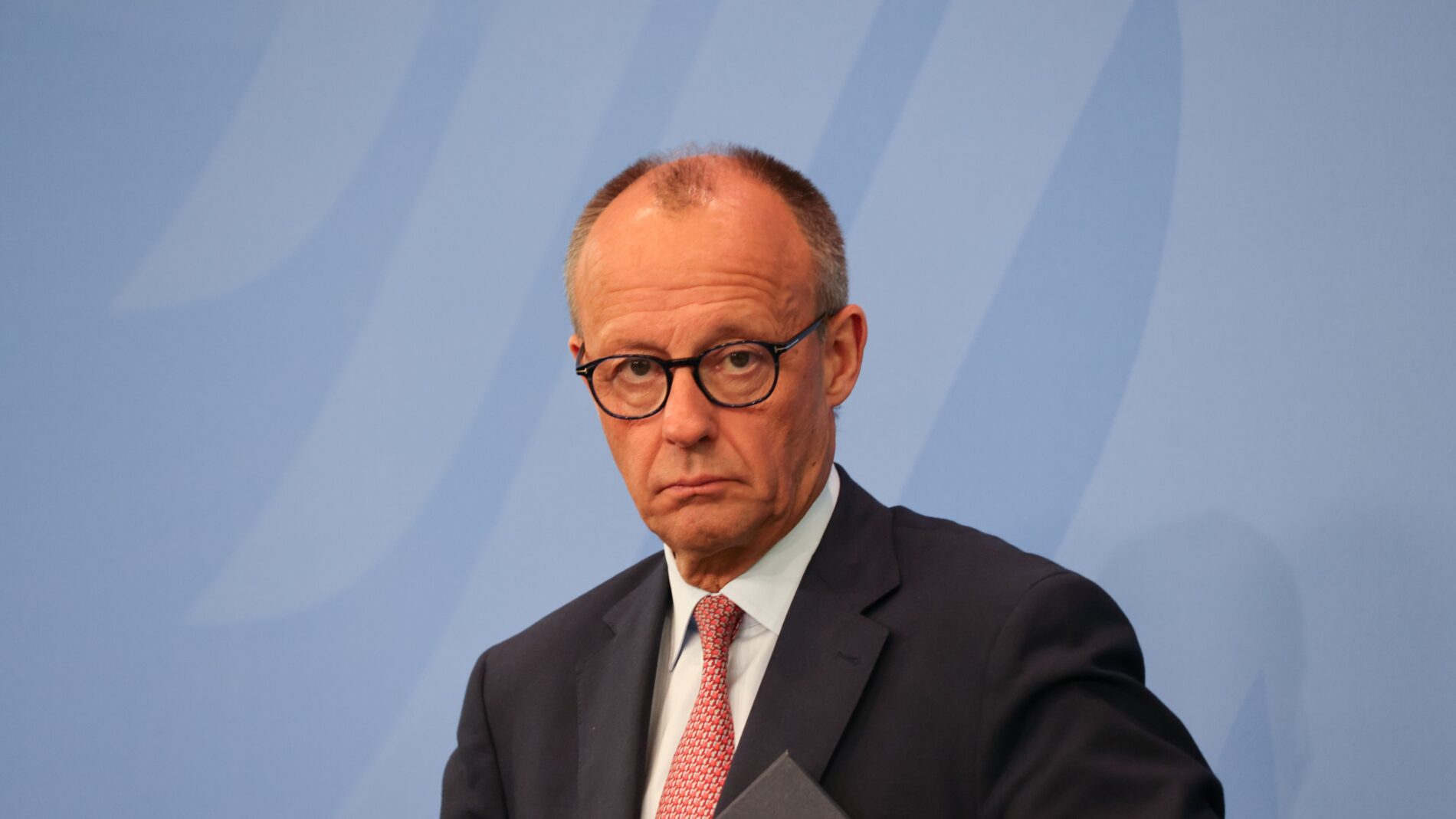 Merz beschwört den Aufbruch, doch sinkende Prognosen und fehlende Reformen zeigen die Schwäche seiner Regierung