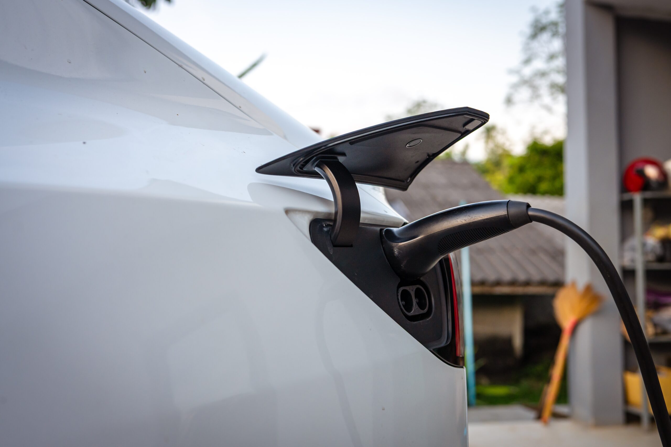 Zulassungen von E-Autos legen im April weiter stark zu