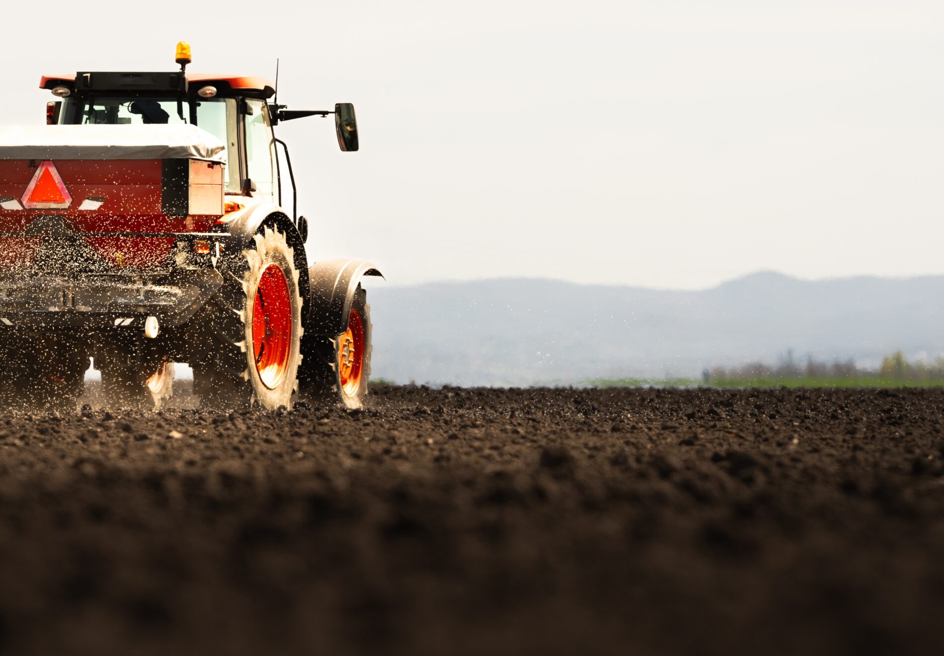 The EU Commission plans aid for farmers due to high fertilizer prices. It aims to prevent crop losses and strengthen Europe's fertilizer production.