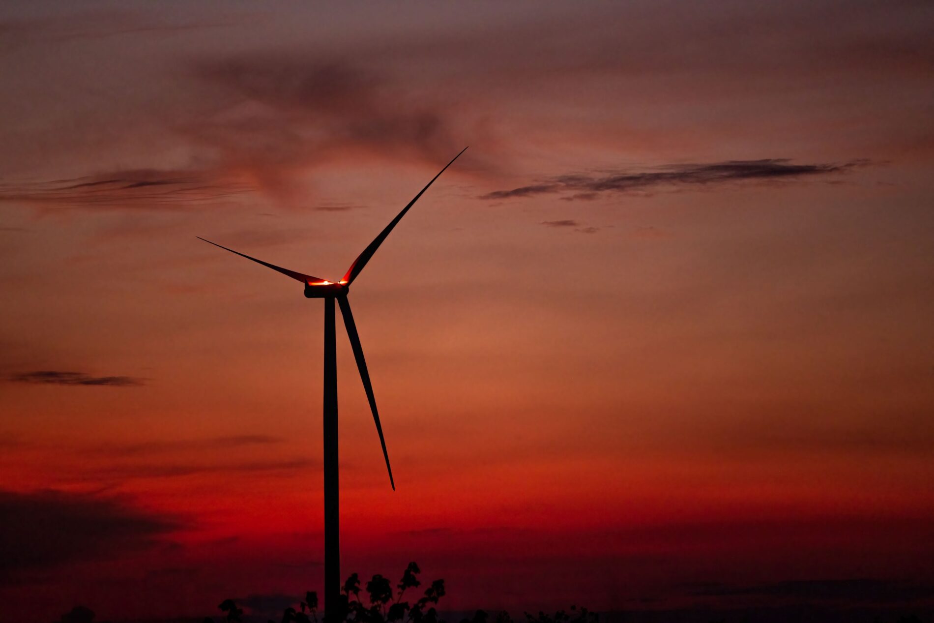 DEKRA confirms elevated nighttime noise levels at the Königseiche wind farm. The noise guideline value is being exceeded, and tonal sounds are intensifying the disturbance.