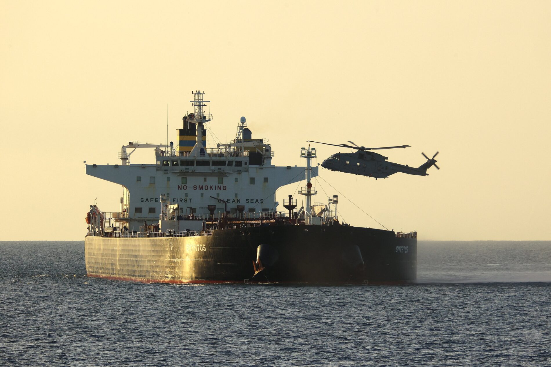 Großbritannien bringt erstmals einen Tanker der russischen Schattenflotte im Ärmelkanal auf. London verschärft damit den Druck auf Russlands Ölexporte.
