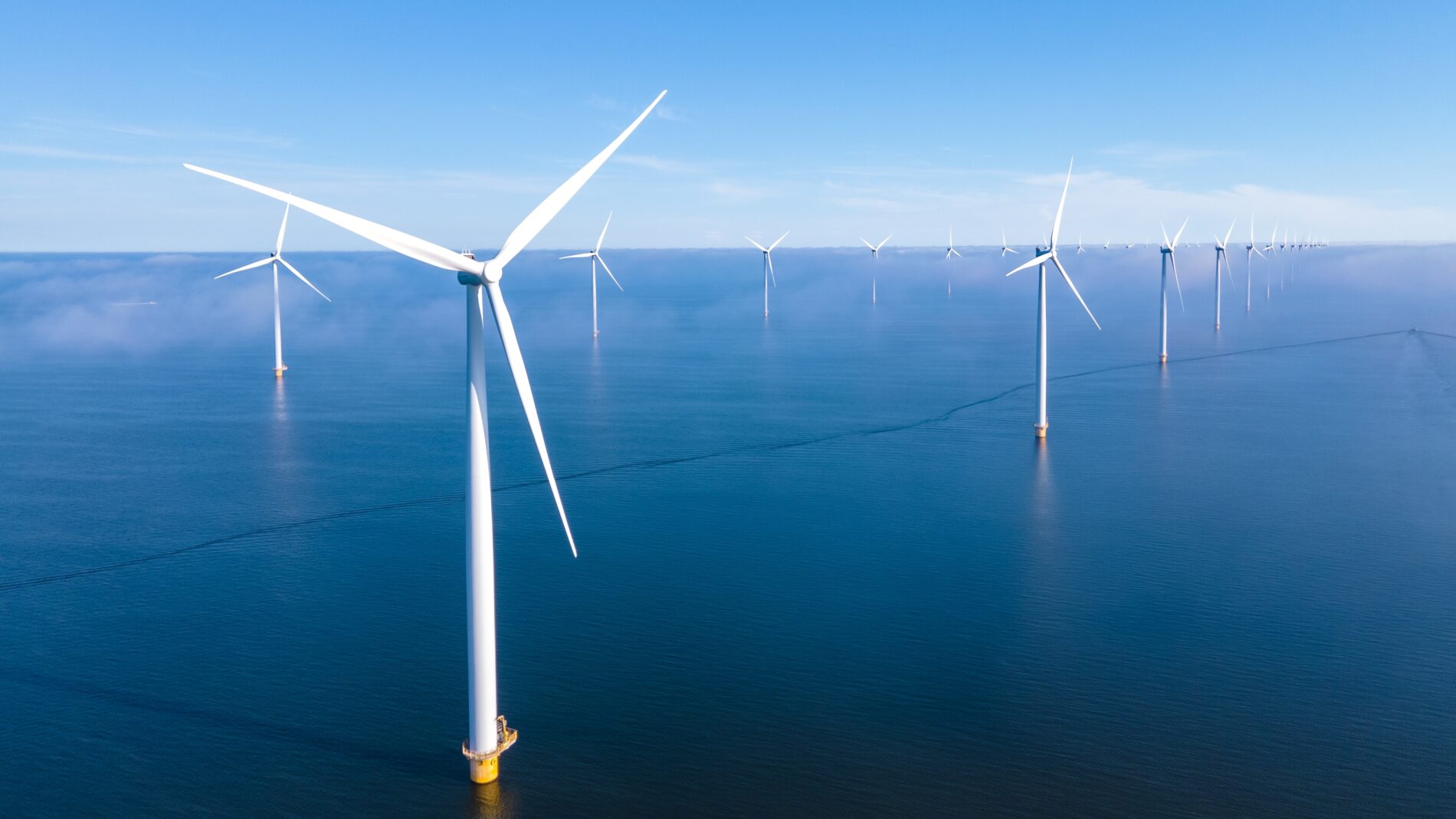Shell verschärft den Rückzug aus Offshore-Windkraft. Fünf Projektabgaben sind bekannt, weitere Anlagen sollen 2027 verkauft werden