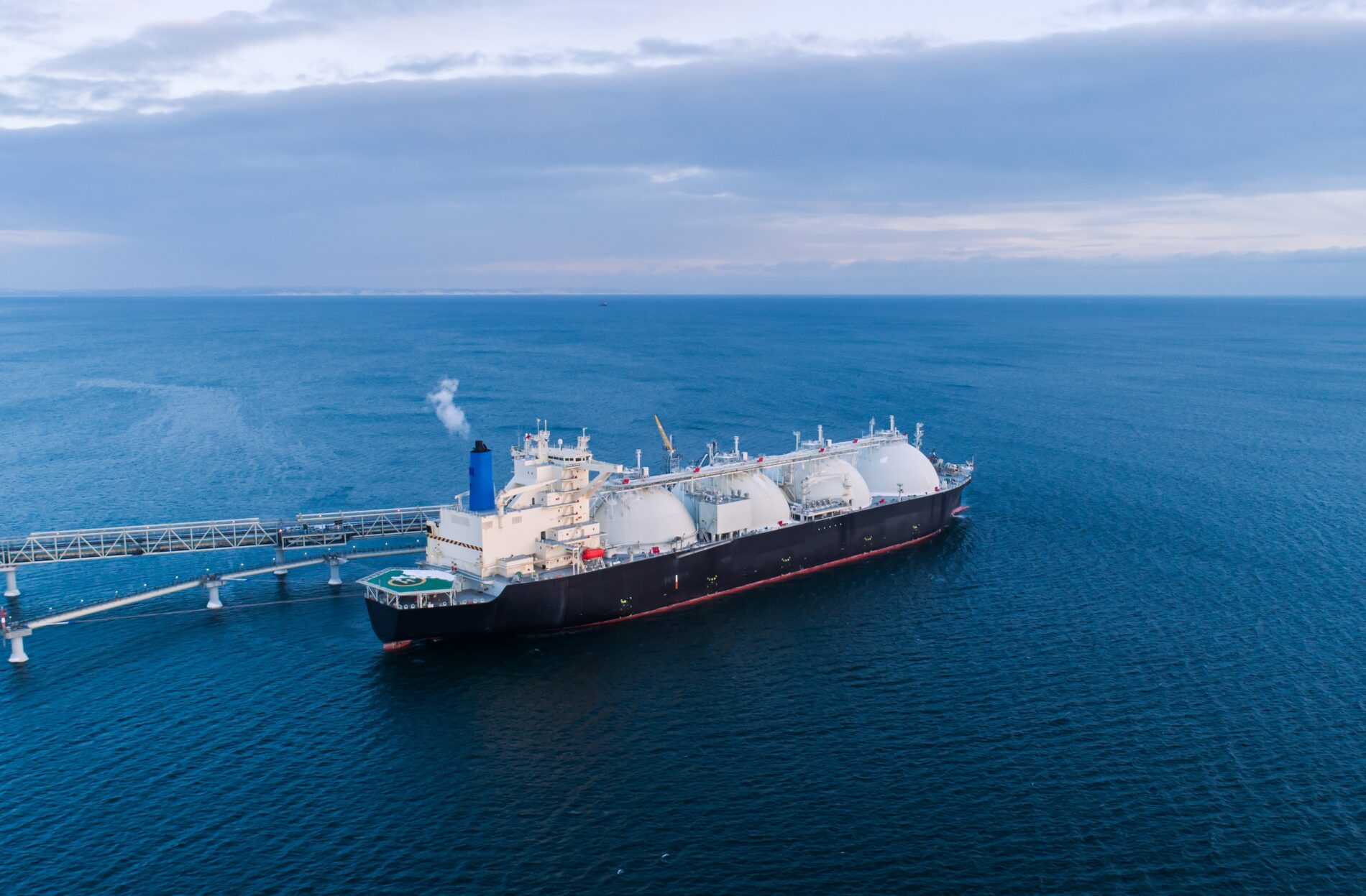 EU-Verbot stoppt ab 2027 auch Handel mit russischem LNG für Drittstaaten. Deutsche Importeure verlieren weiter an Spielraum