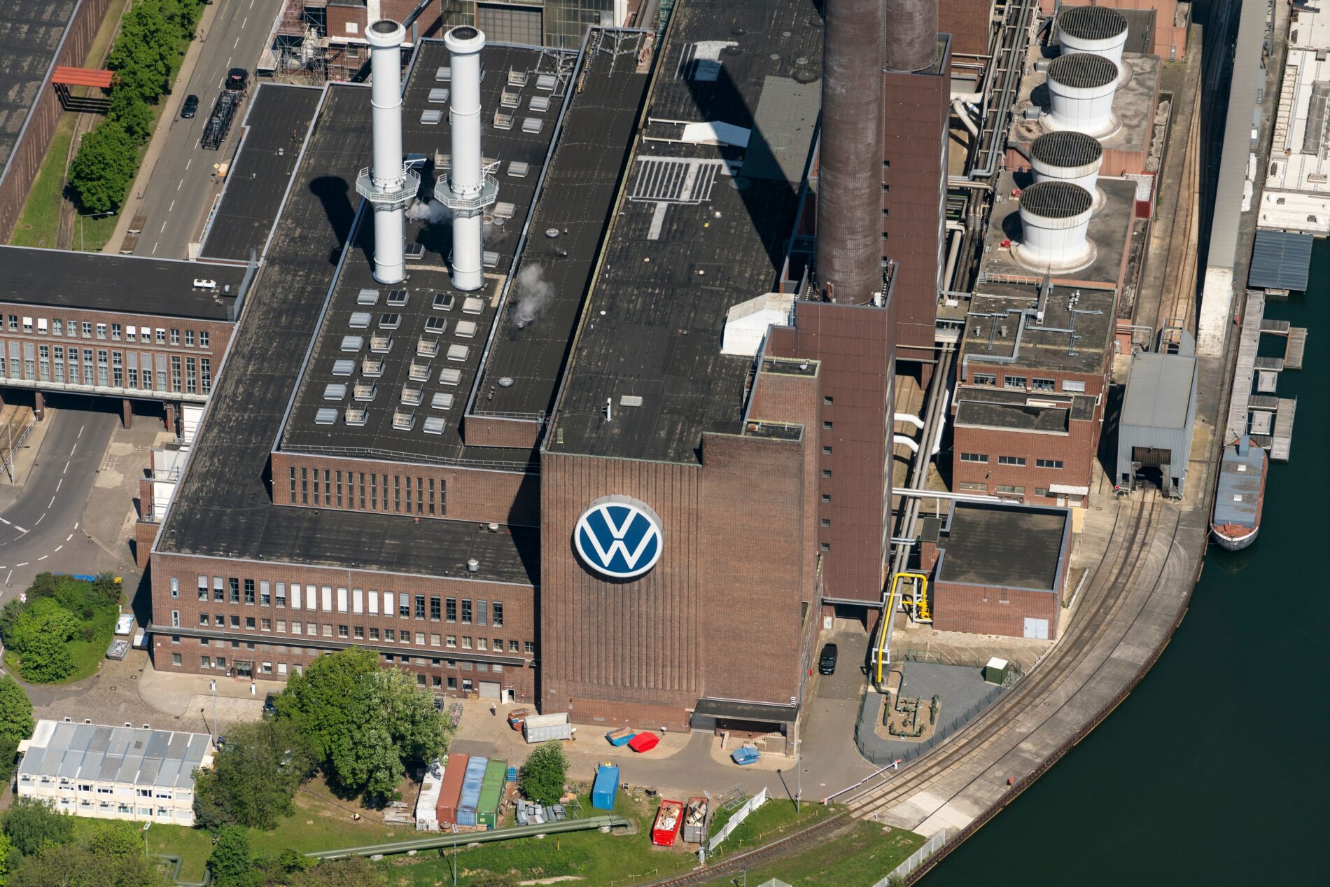Der Stellenabbau bei VW eskaliert: Auch Mercedes und BMW geraten unter Druck, während die Politik weiter zögert