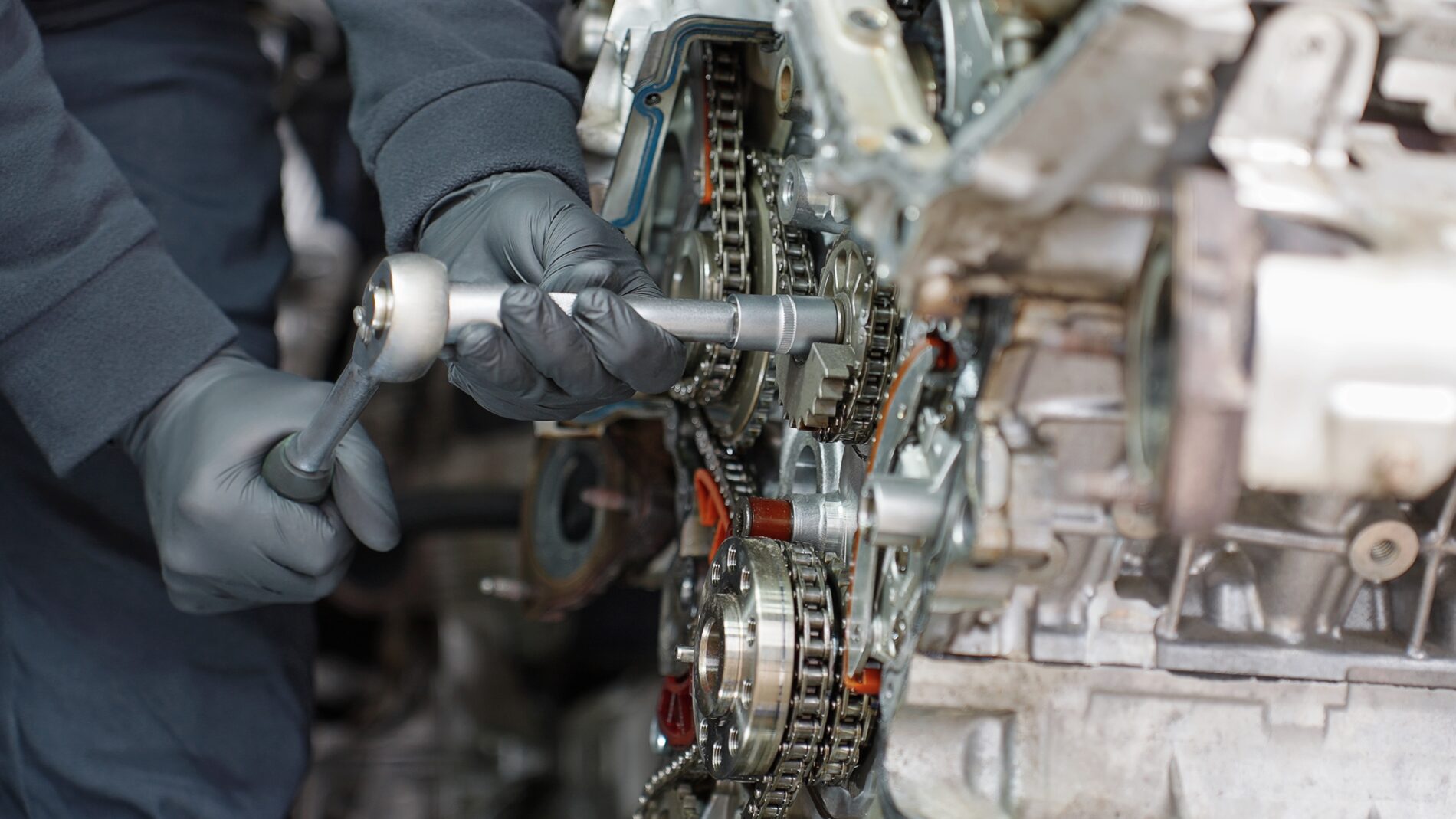 Aufträge der deutschen Industrie sinken im April um 3,8 Prozent. Hohe Energiepreise und Unsicherheit durch den Iran-Krieg belasten vor allem Auto- und Maschinenbau.