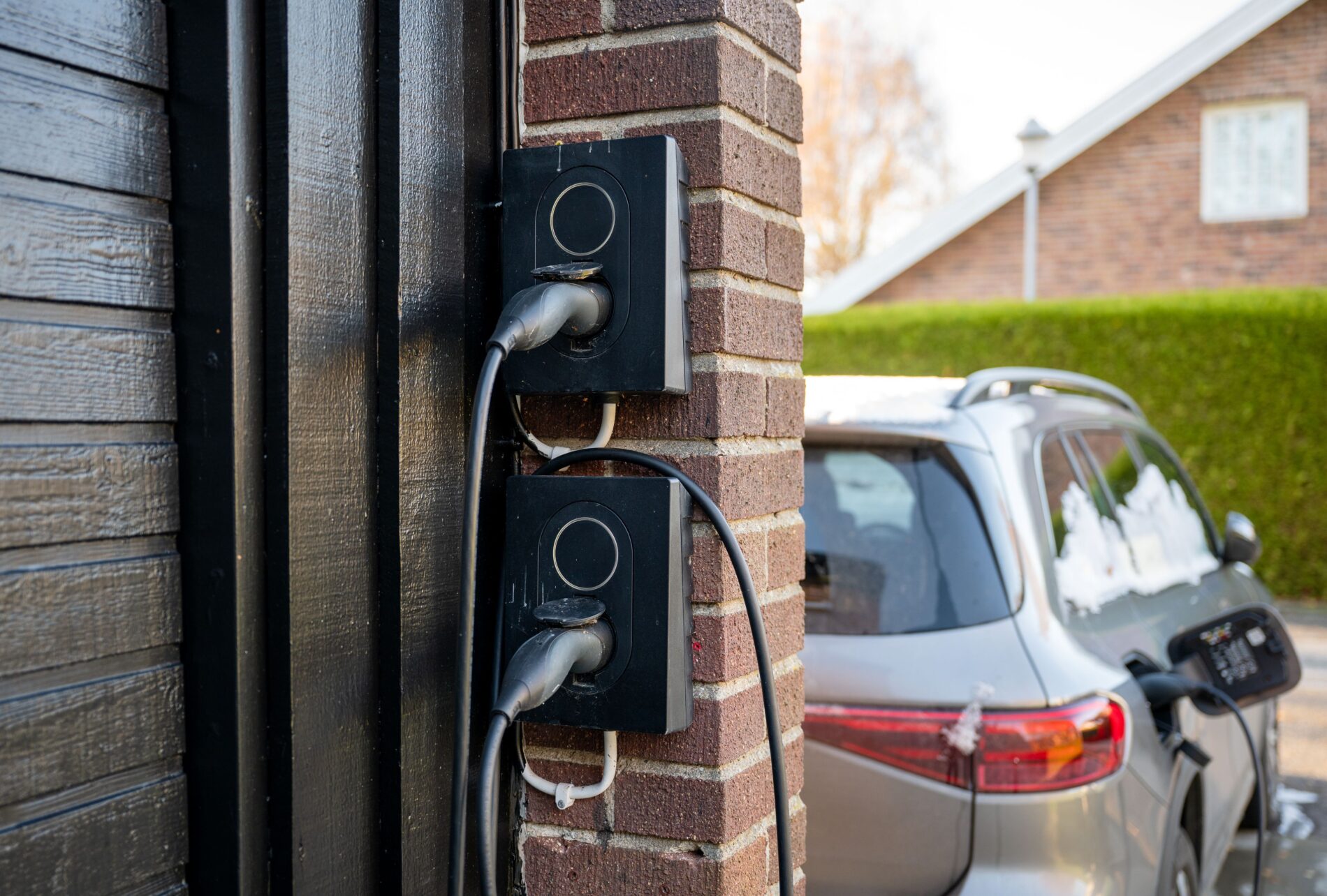Electric cars are not gaining widespread market adoption without subsidies, as neither buyers nor manufacturers derive a clear advantage.