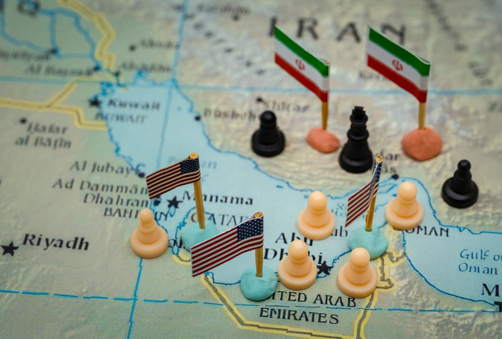 OECD senkt wegen des Iran-Kriegs ihre Wachstumsprognosen. Längere Störungen könnten die Weltwirtschaft bremsen und einzelne Länder in die Rezession treiben.
