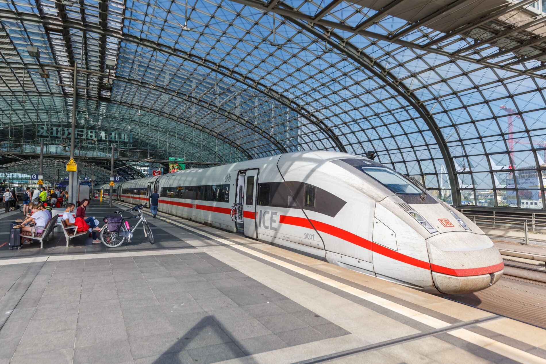 Change of leadership, no turnaround: Deutsche Bahn lowers targets, remains unpunctual, and sets new management priorities despite the crisis.