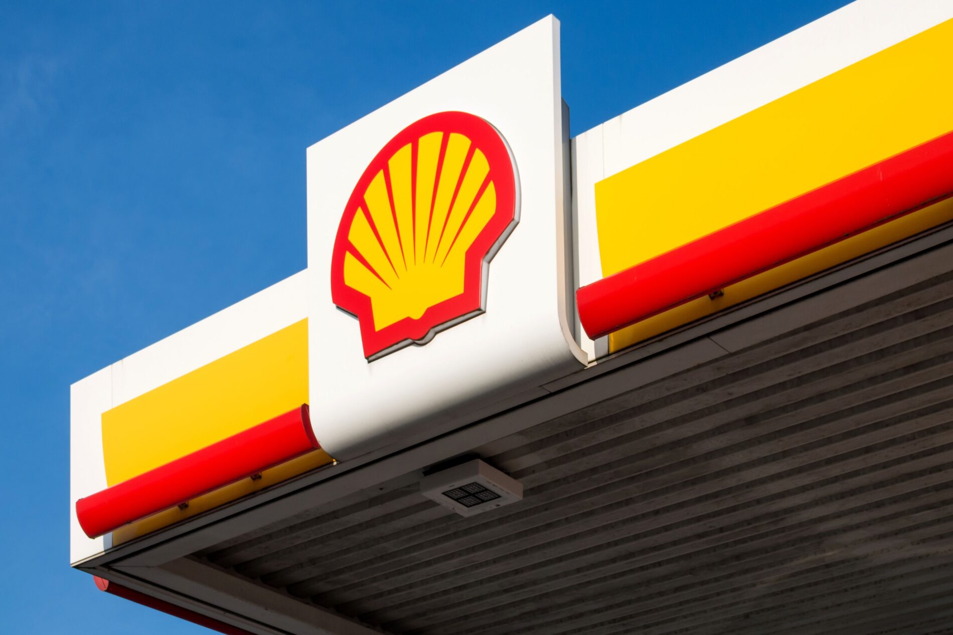 Der Quartalsgewinn von Shell steigt auf 10,8 Milliarden Dollar. Hohe Energiepreise, Raffineriemargen und Handel treiben das Ergebnis