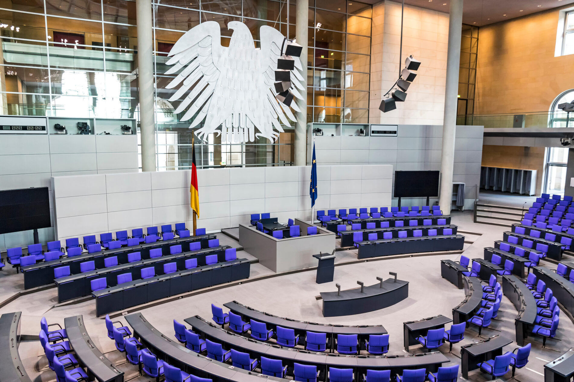 Der Bundestag beschließt den Bau neuer Gaskraftwerke zur Sicherung der Stromversorgung. Kritiker bemängeln die Benachteiligung von Batteriespeichern und hohe Folgekosten.
