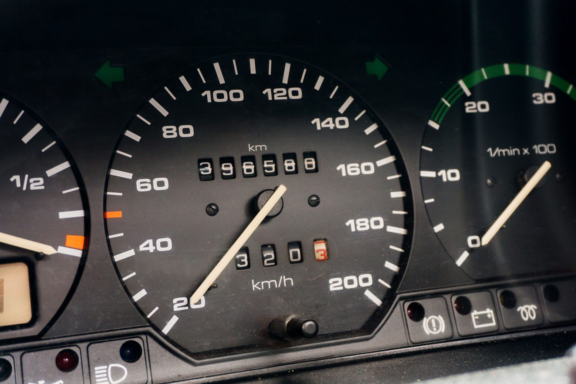 KBA bittet Halter um Fahrzeugdaten: Warum der Tachostand politisch heikel ist und Datenschutz allein nicht beruhigt