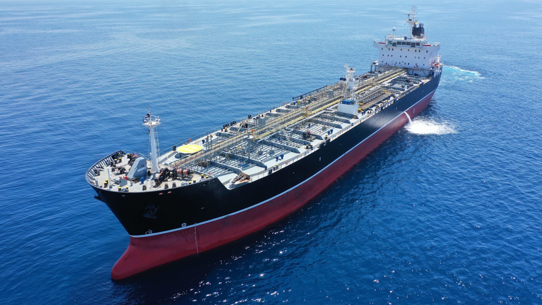 Asian refineries are buying more US oil due to the new escalation in the Strait of Hormuz. Competition for secure supplies is intensifying.