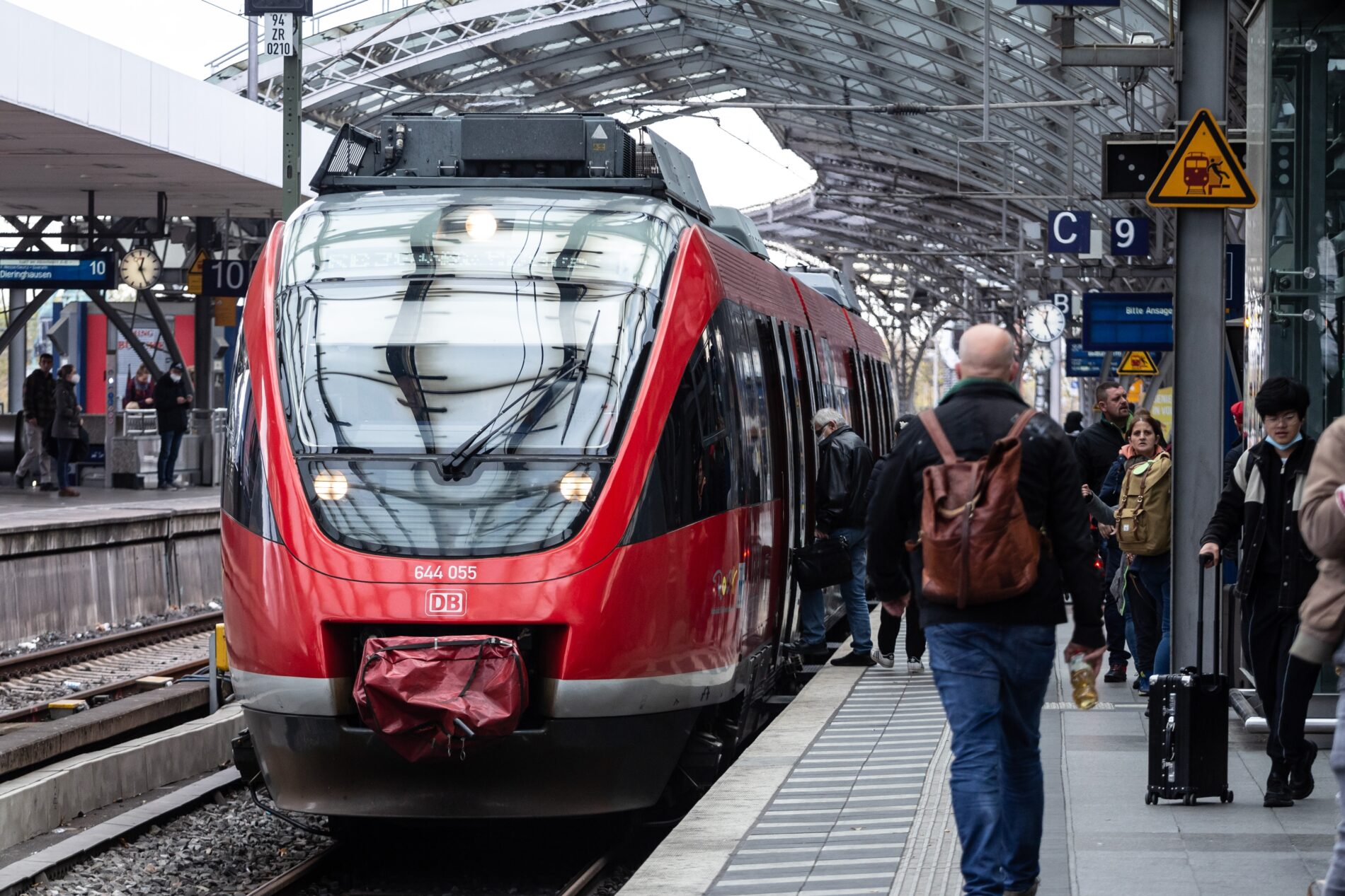 Verkehrsverbände kritisieren den Haushalt 2027. Weniger Geld für die Schiene gefährde Infrastruktur, Güterverkehr und die Versorgungssicherheit.