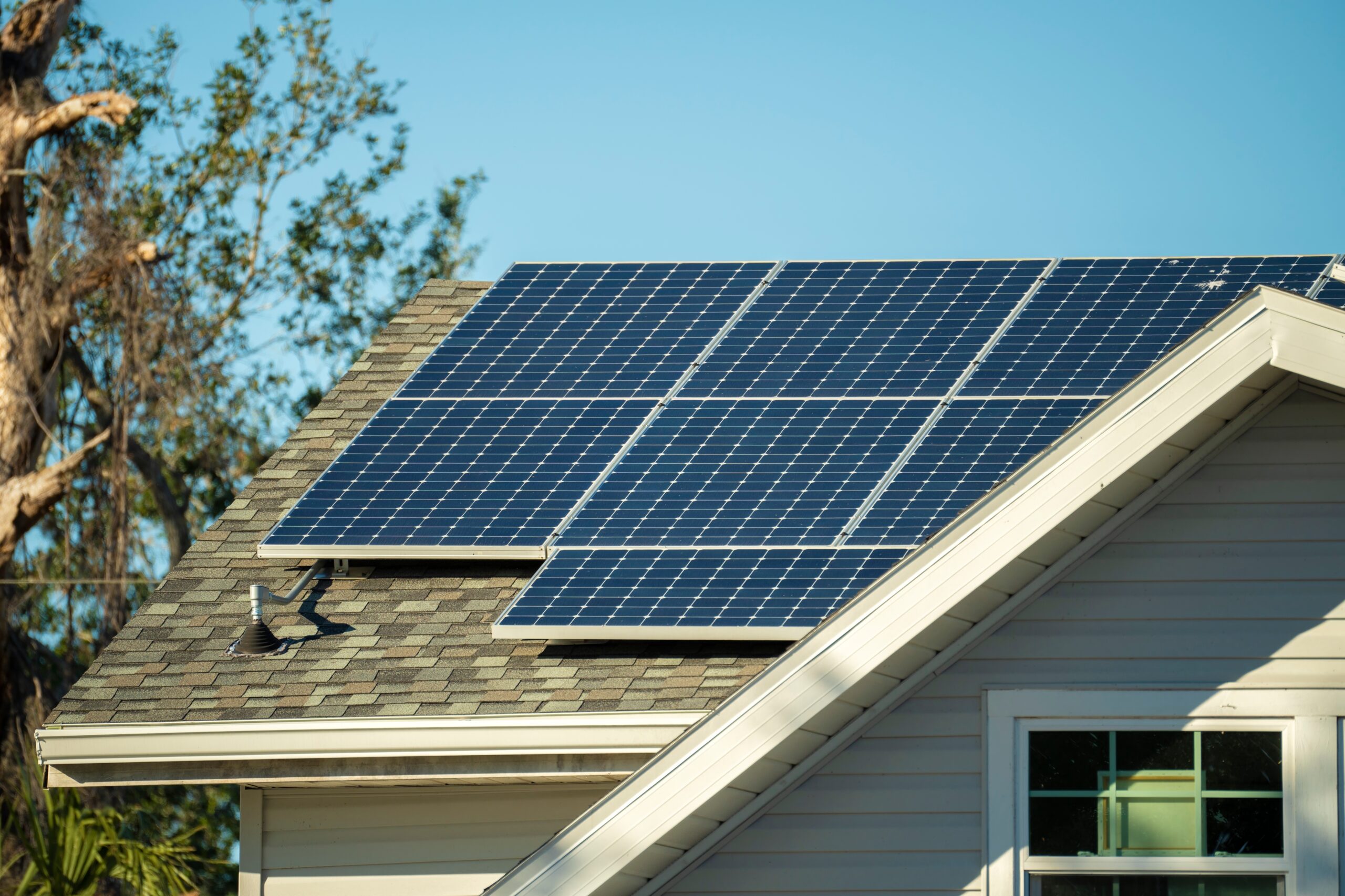 Experten empfehlen dynamische Netzentgelte und höhere Kosten für PV-Betreiber