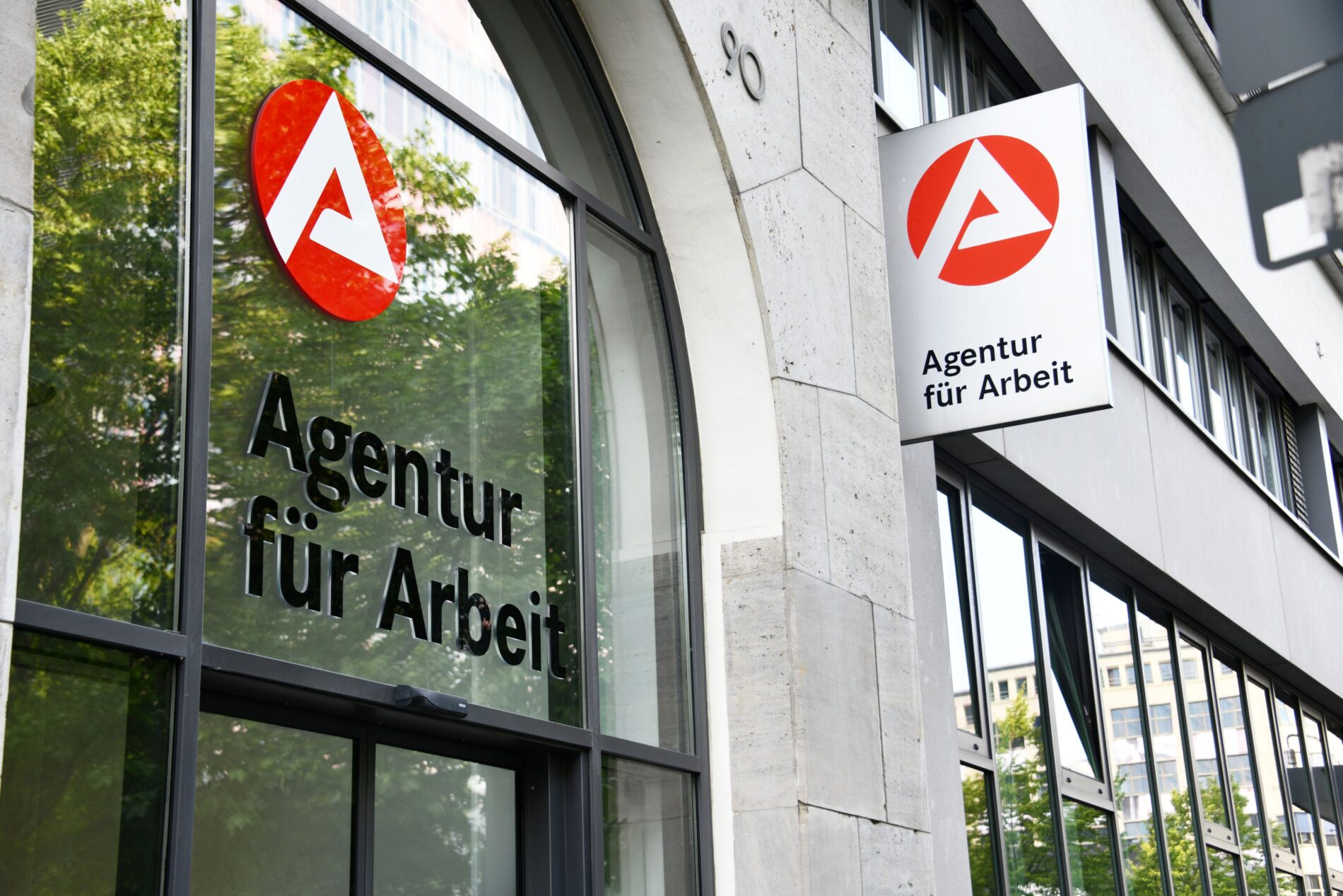 Deutschlands Arbeitsmarkt verliert 15.000 Industrie-Jobs pro Monat: Kurzarbeit, BA-Defizit und schwache Aufträge verschärfen die Lage