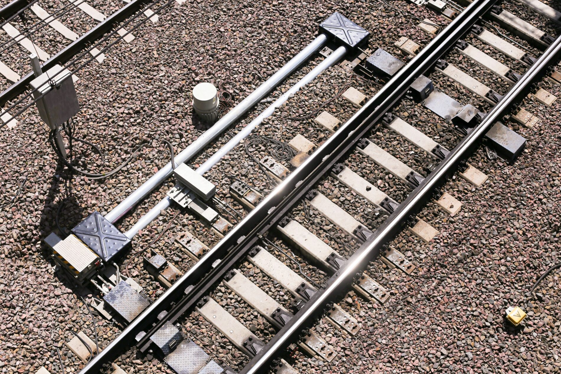 Far-left extremists claim responsibility for sabotage of railway cables near Leverkusen. Train cancellations and diversions affect the Cologne-Düsseldorf line