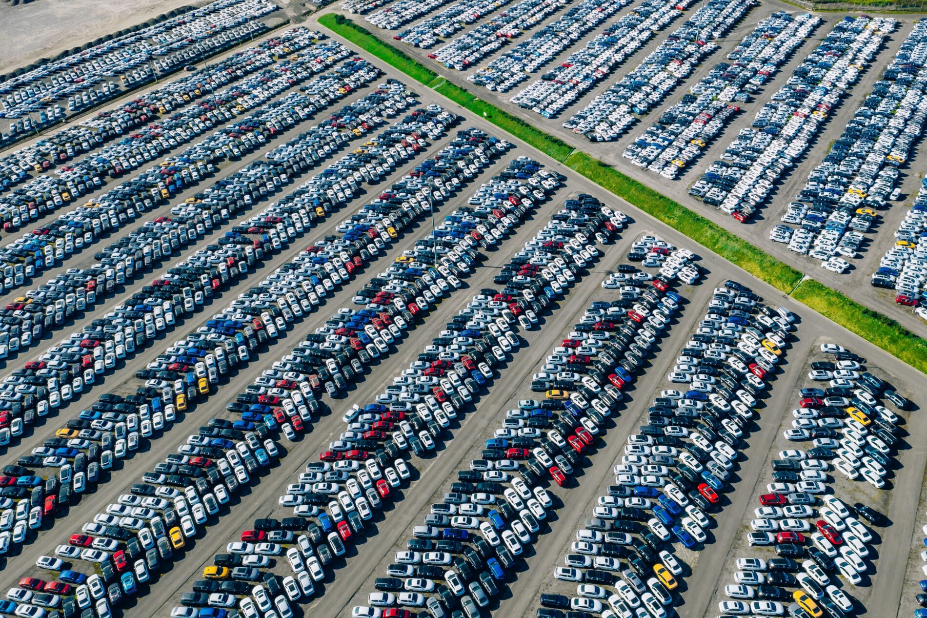 Die Abwanderung der Autoindustrie erfasst Verbrenner, Elektroautos und Zulieferer. Hohe Kosten und teure Energie beschleunigen den Umbau