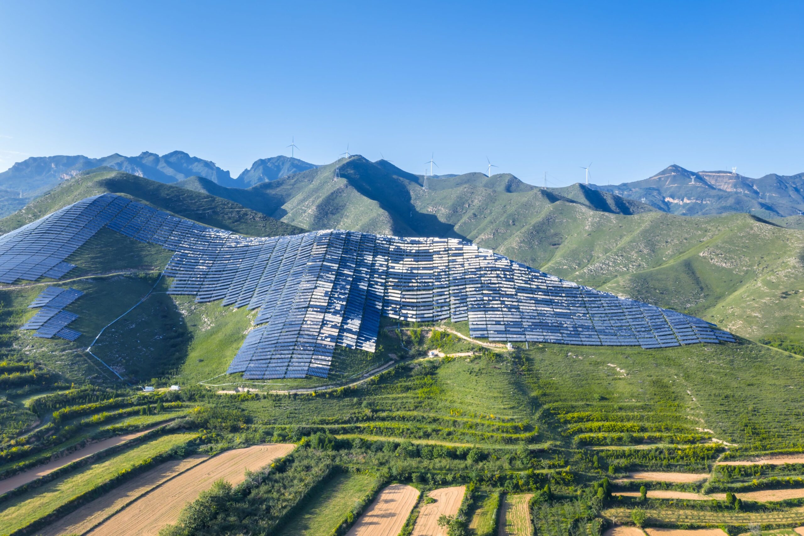 Netzengpässe bremsen Chinas Solar- und Windkraft trotz Rekordausbau