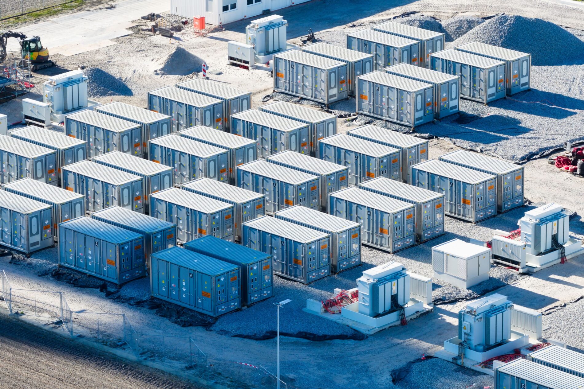 Der Batteriespeicher-Boom dämpft Strompreise, ersetzt aber keine Reserve für Dunkelflauten. Neue Studien zeigen Nutzen und Grenzen