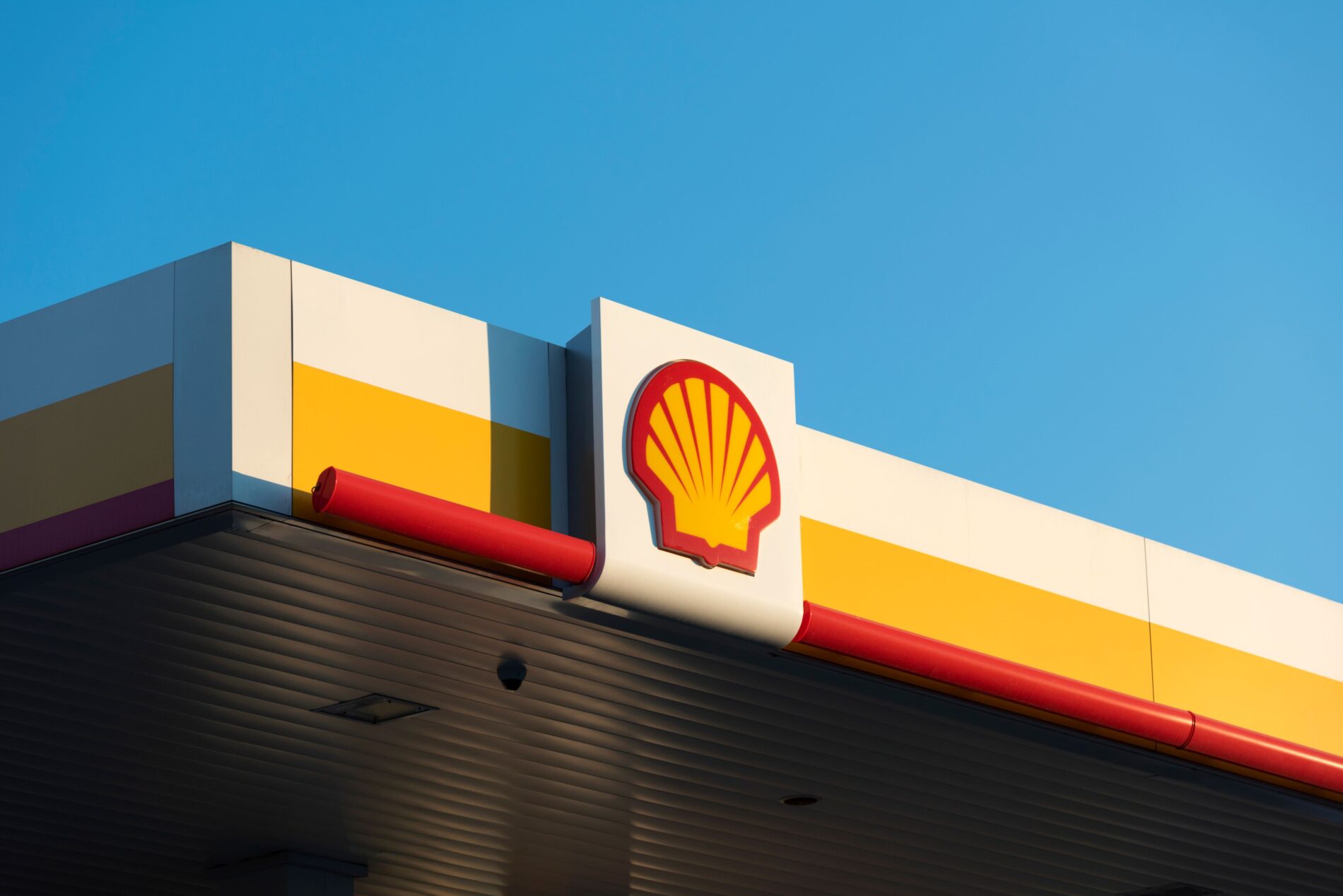 Shell beendet ein großes Biokraftstoff-Projekt und verkauft Wind- und Solarprojekte. Öl, Gas und LNG rücken wieder stärker in den Fokus
