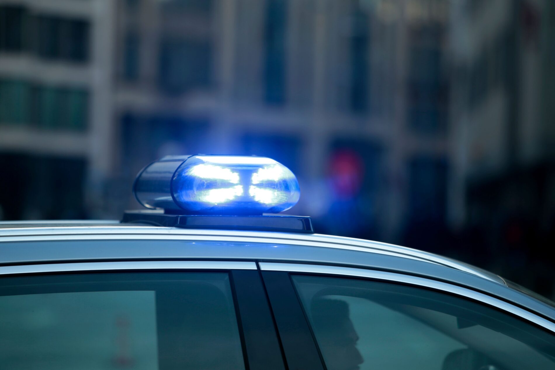 Neue Hybrid-Streifenwagen in Hamburg haben Probleme mit Digitalfunk und Motorwarnung. Auch das blaue Präsenzlicht sorgt für Ärger