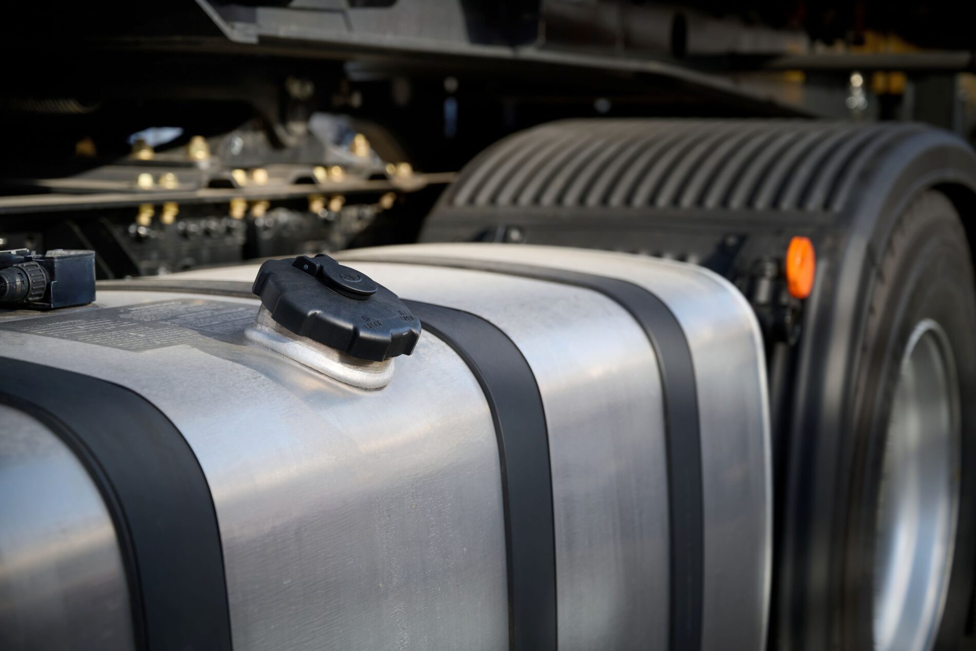 Diesel über zwei Euro macht volle Tanks zur Beute: Kraftstoffdiebstahl trifft Baustellen, Rastplätze und Speditionen