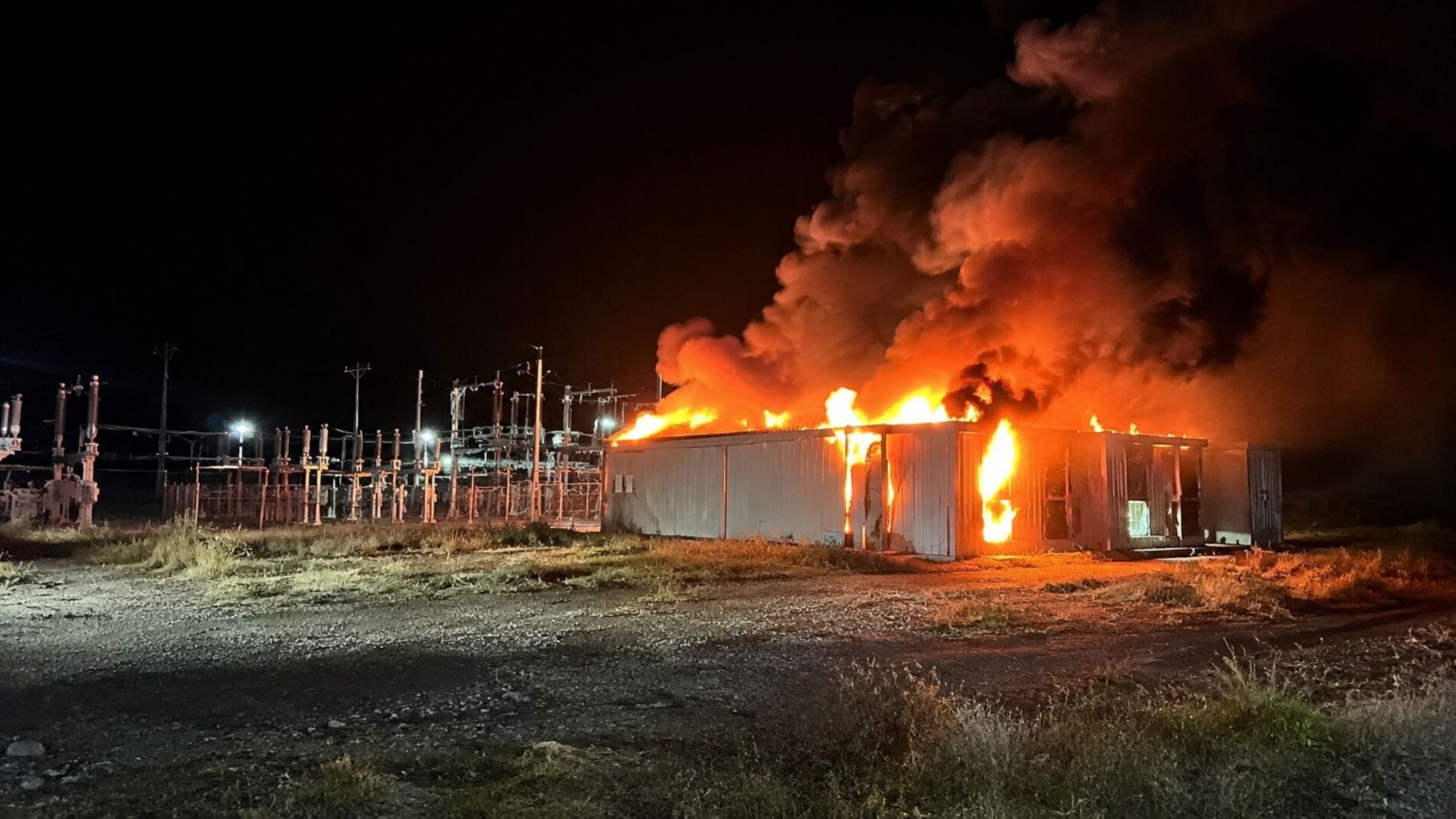 Beim Brand eines Batteriespeichers in Rumänien hielt die Feuerwehr wegen extremer Hitze und möglicher Explosionen 200 Meter Abstand
