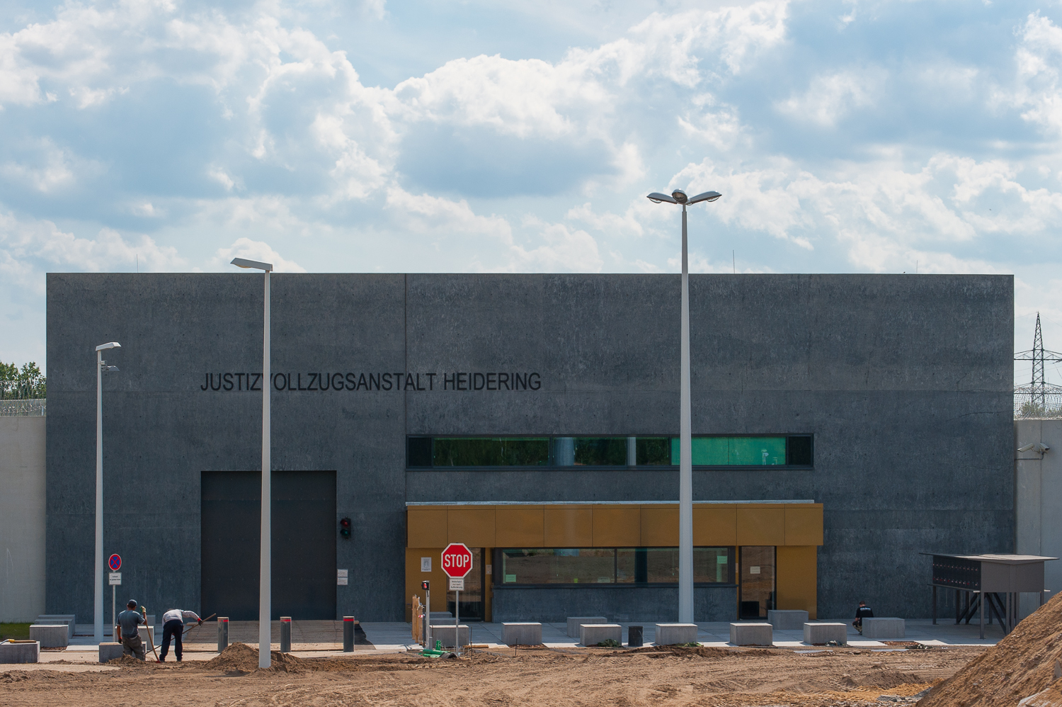 Nach einem unbegleiteten Ausgang kehrt der Windkraft-Betrüger Hendrik Holt nicht in die JVA Heidering zurück