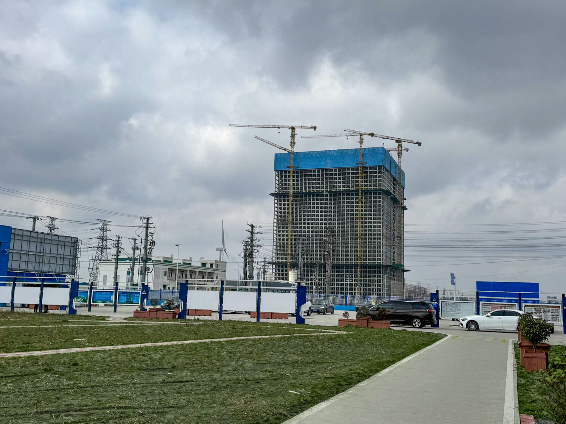 Chinas 148-Meter-Schwerkraftspeicher speichert 100 MWh ohne Lithium und erreicht dabei einen Wirkungsgrad von rund 83 Prozent