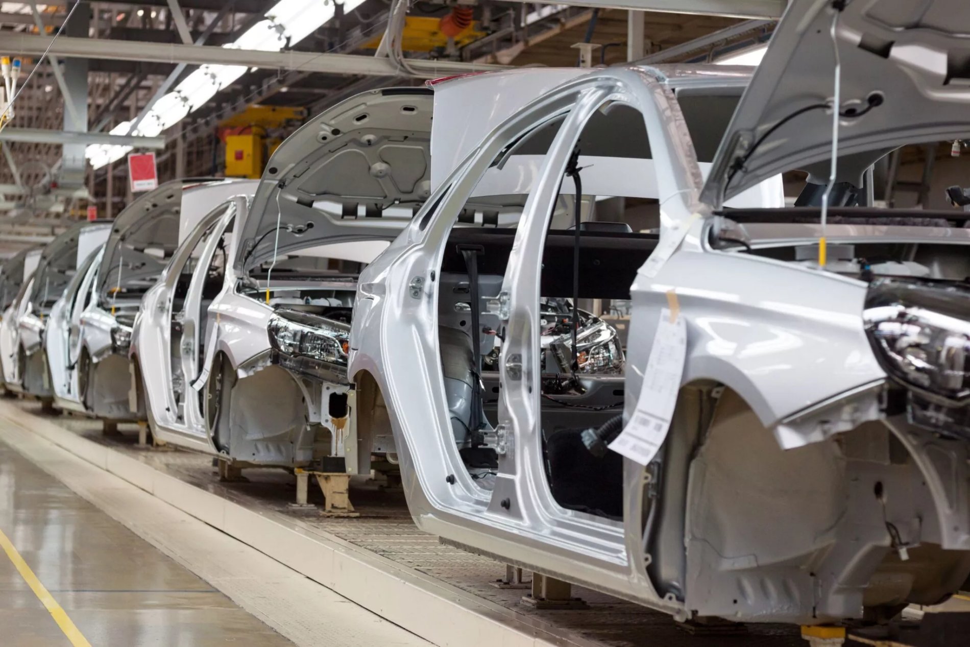 Der Stellenabbau trifft Deutschlands Autoindustrie hart: 42.300 Jobs verschwinden binnen eines Jahres, weitere Kürzungen folgen