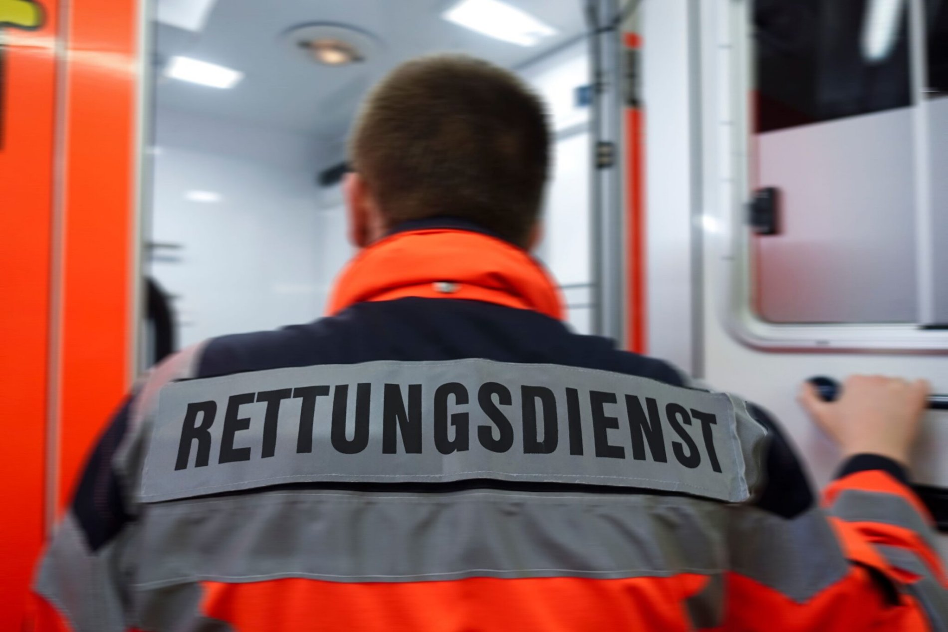 Stromschläge verletzen bei einem Firmenbrand drei Feuerwehrleute. Trotz gemeldeter Abschaltung bleibt die Ursache der Spannung ungeklärt