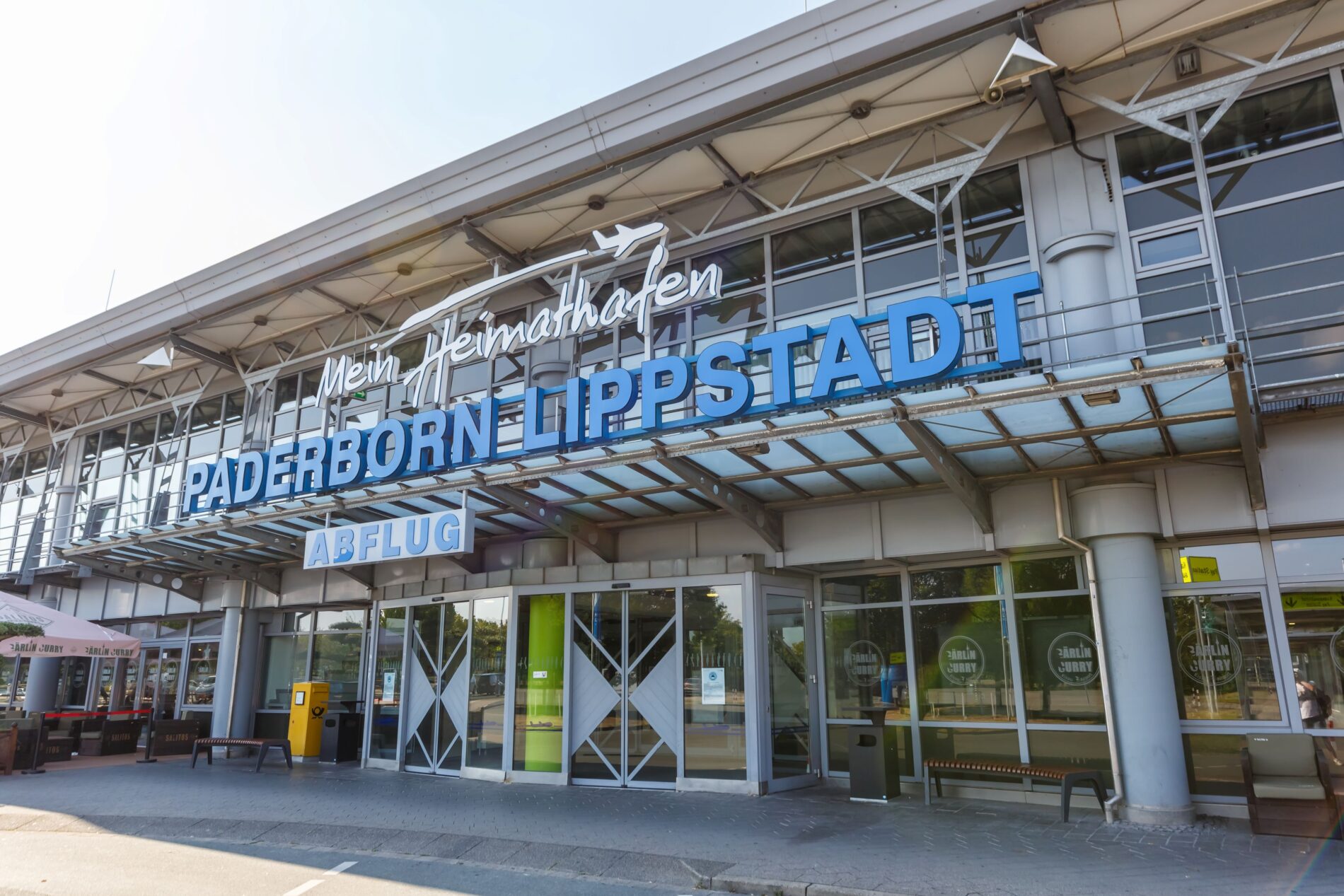 Nach einem Stromausfall ist der Sicherheitsbereich am Flughafen Paderborn nicht mehr kontrolliert. 500 Reisende müssen erneut einchecken