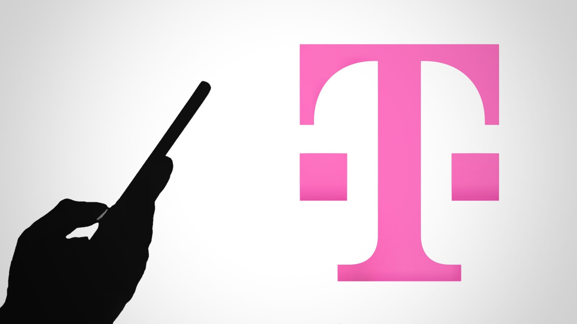 Telekom stellt 1,3 Millionen Festnetzanschlüsse auf Mobilfunk um. Verivox kritisiert hohe Tarife und sieht Einsparpotenzial von über 200 Euro im Jahr.