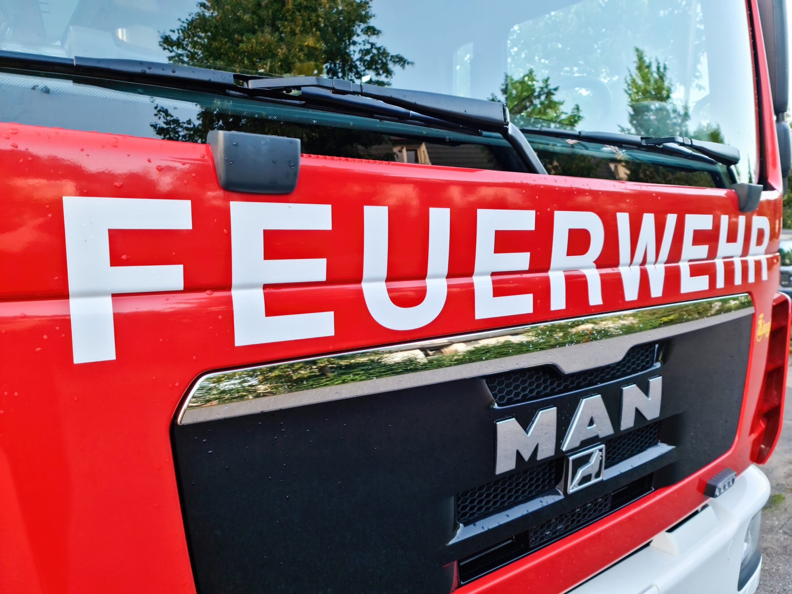 Elektroauto-Brand in Kirchheim greift auf Gaststätte über – 120.000 Euro Schaden
