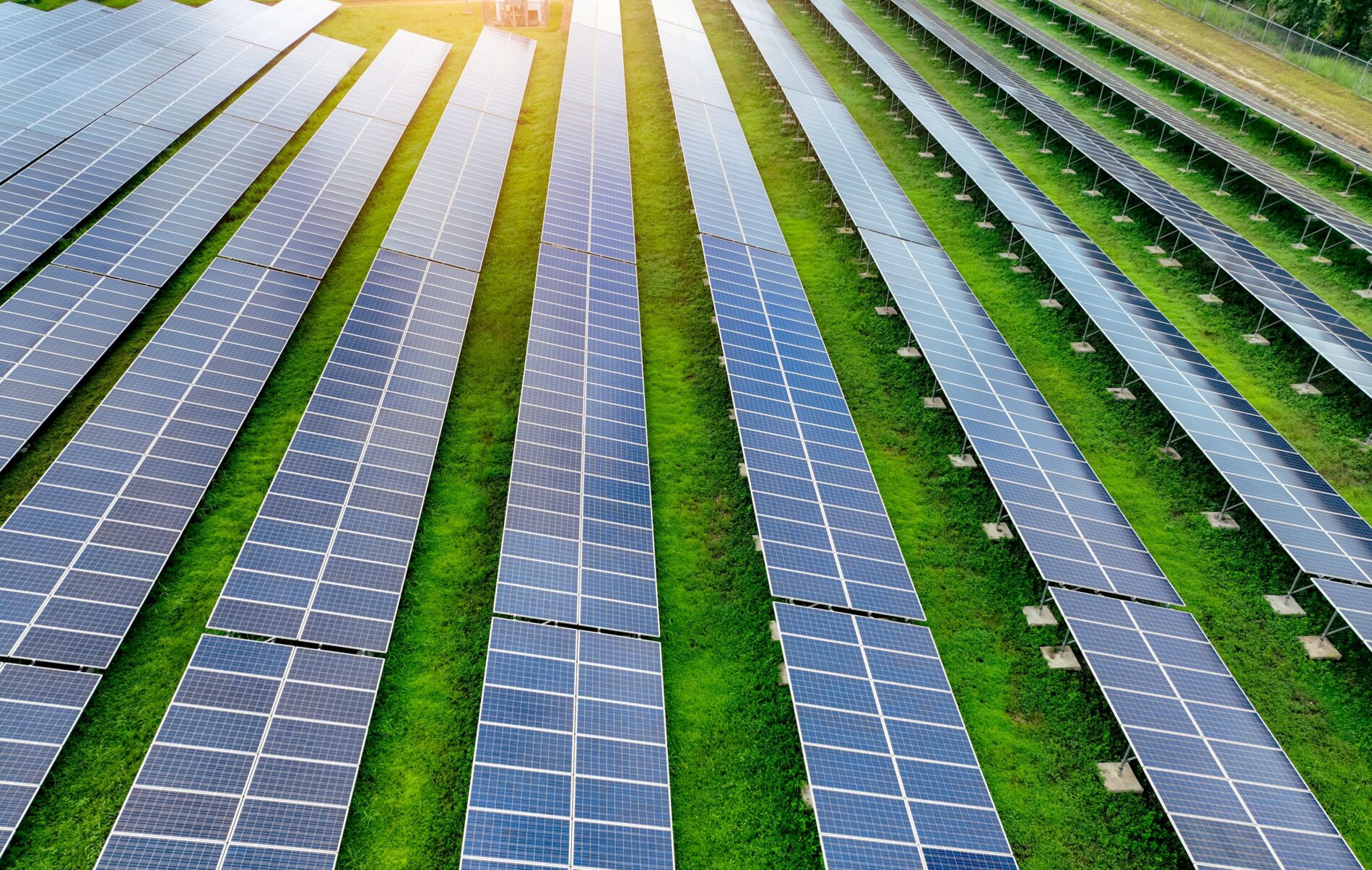 Der Solarüberschuss wächst, Redispatch explodiert regional und Verbraucher zahlen für ein Stromsystem ohne ausreichende Speicher