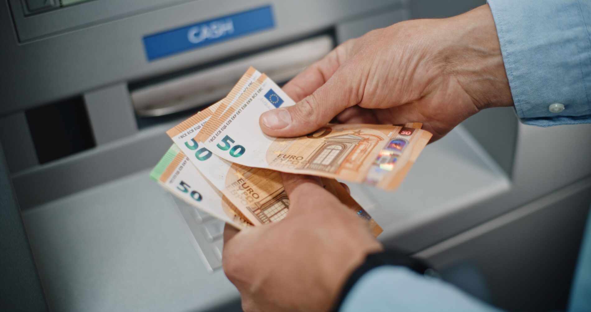 In Österreich senken bis zu 350 Bankomaten das Abhebelimit auf 200 Euro. Mehrere Vorgänge können dadurch zusätzliche Gebühren verursachen