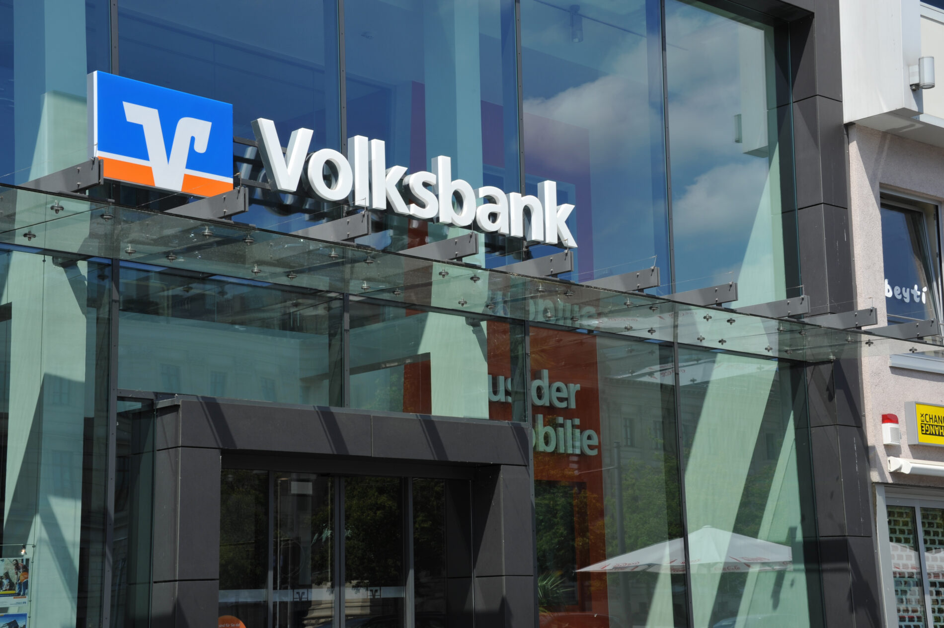 Volksbank BraWo baut Beteiligungen ab, während die VW-Krise Wolfsburg trifft. Immobilienverluste erzwingen einen harten Kurswechsel