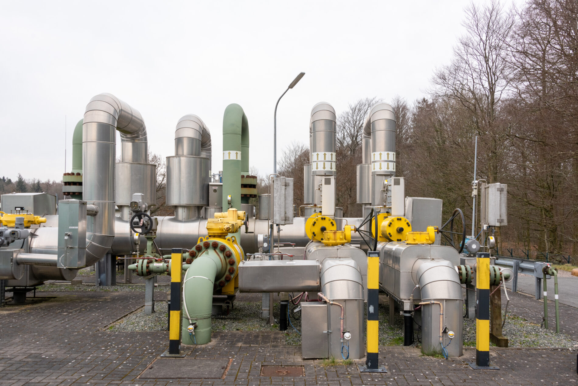 Germany's gas storage facilities are only 54.5 percent full. Operators warn of a tight timeframe before winter, while gas prices are already rising sharply.