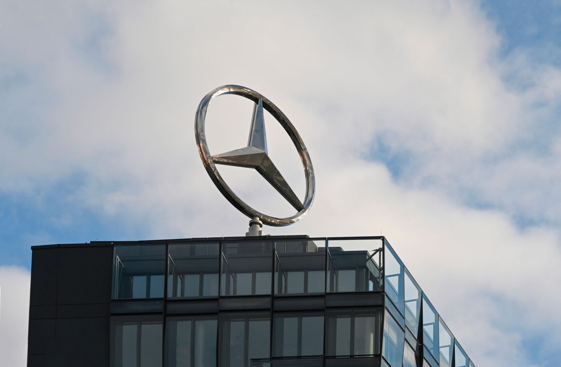 in Mercedes Manager stellt zwei deutsche Werke zur Disposition, falls die Lohnkosten nicht sinken – Reformdruck auch auf Berlin