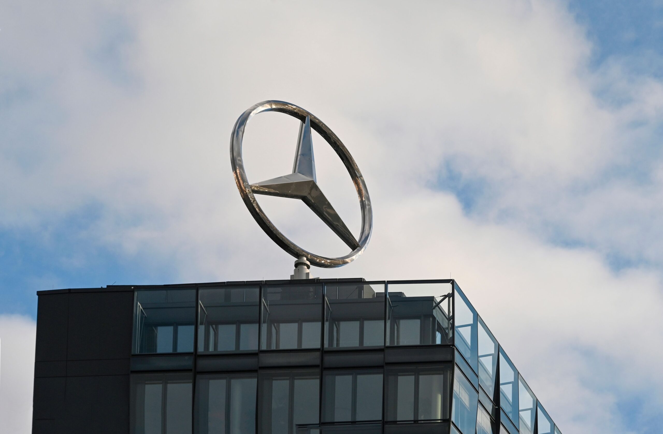 Mercedes Manager droht mit Schließung zweier deutscher Werke bei zu hohen Lohnkosten